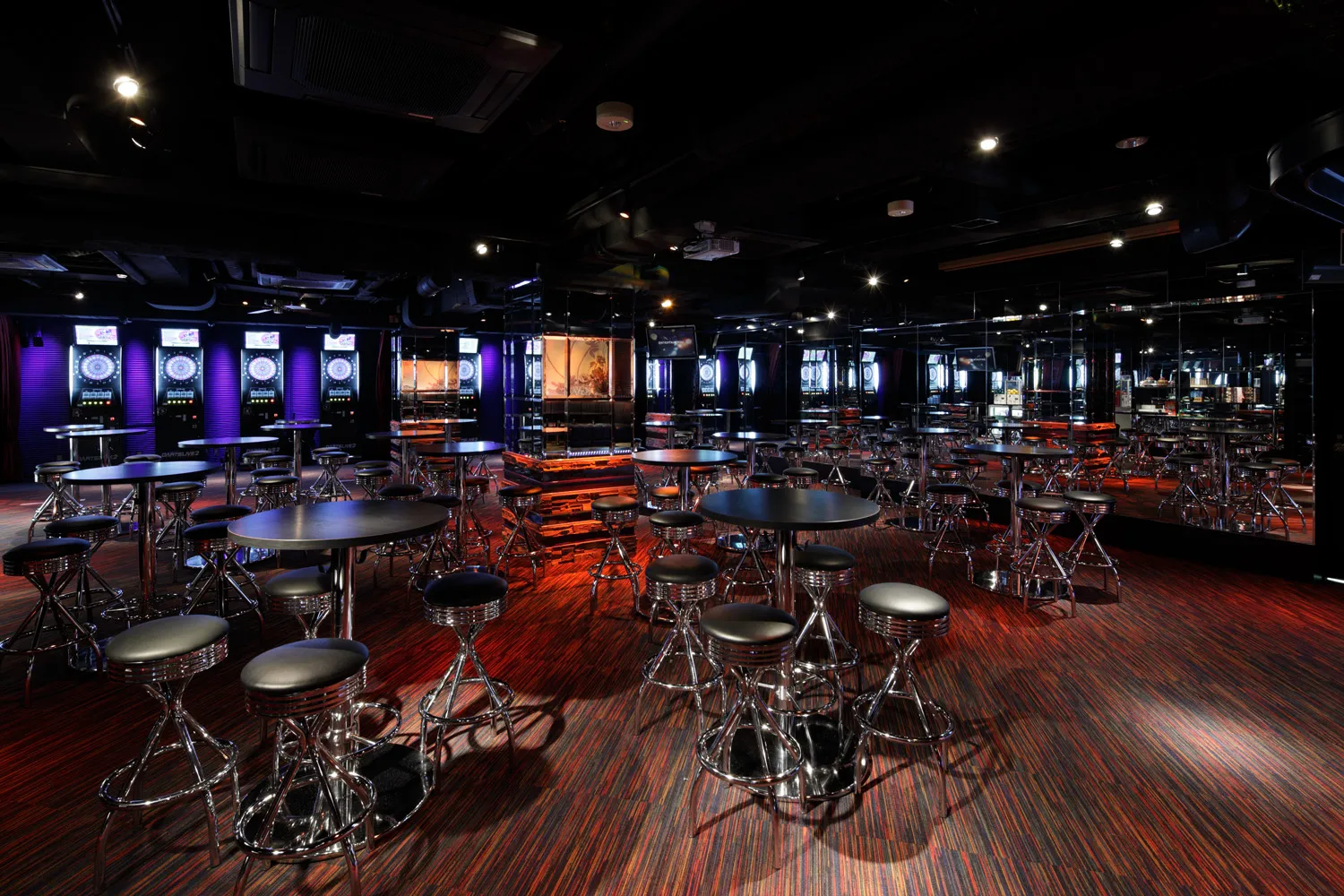 Bee Dining Darts Bar - Image 3