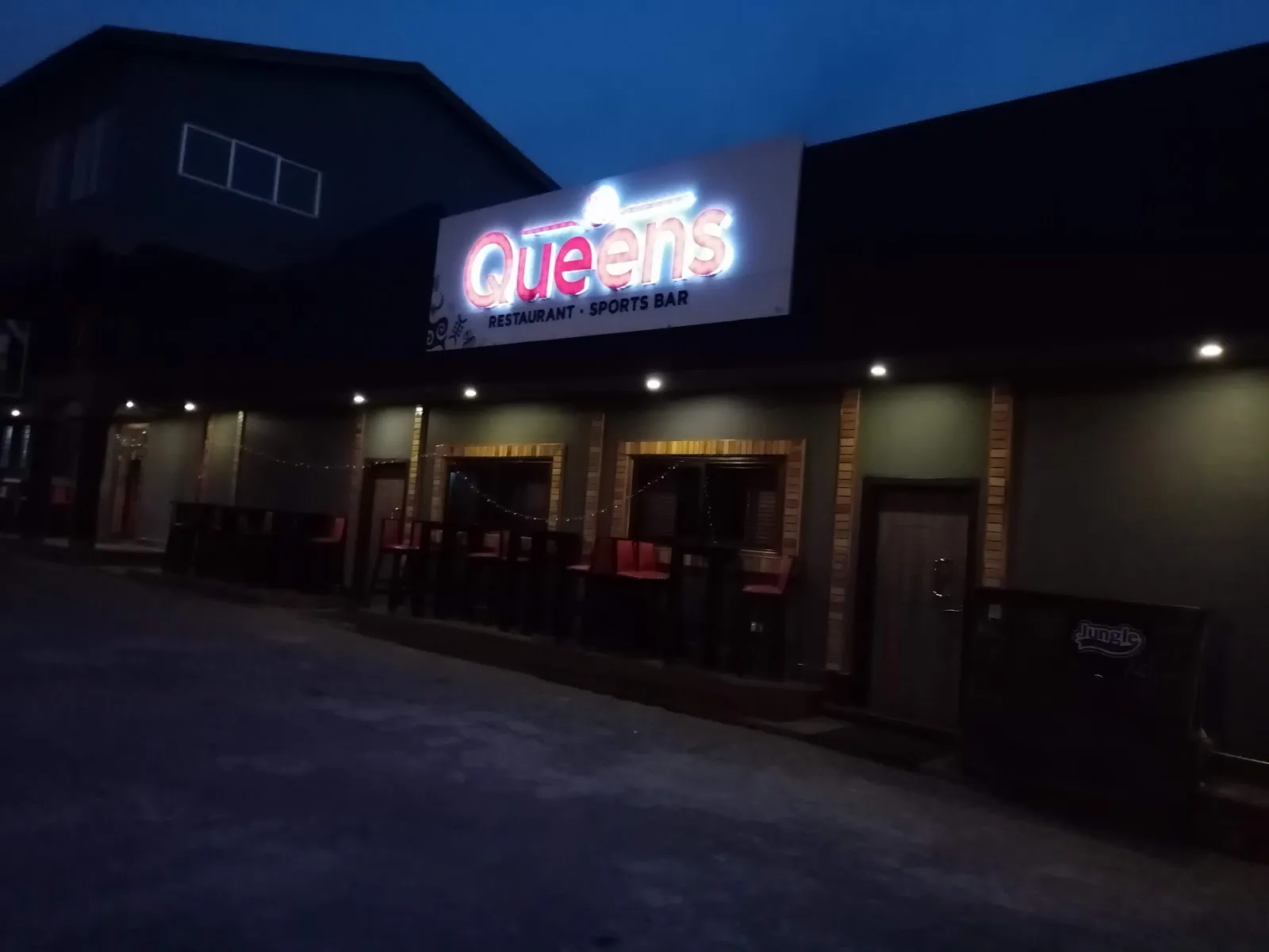 Queens Sports Bar & Restaurant - Image 4