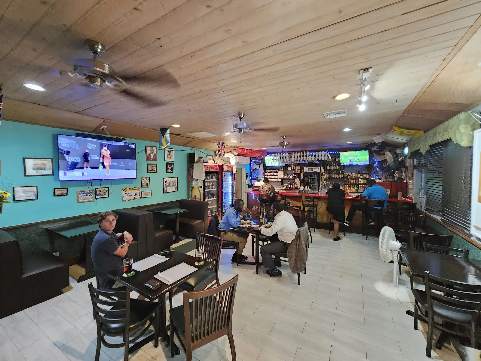 Cricket Club Restaurant & Pub - Image 4