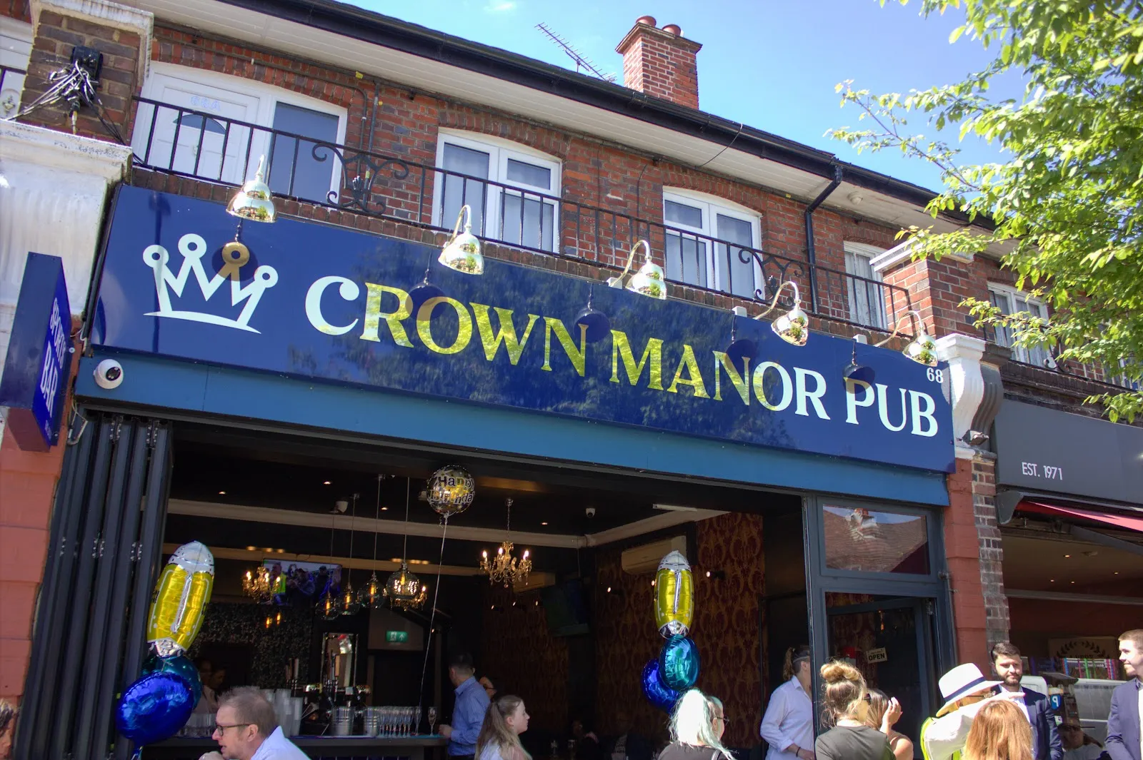 Manor Bar, Ruislip Manor logo