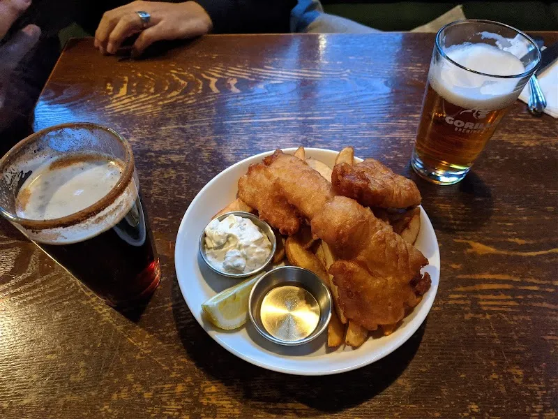 Wolfhound Irish Pub logo