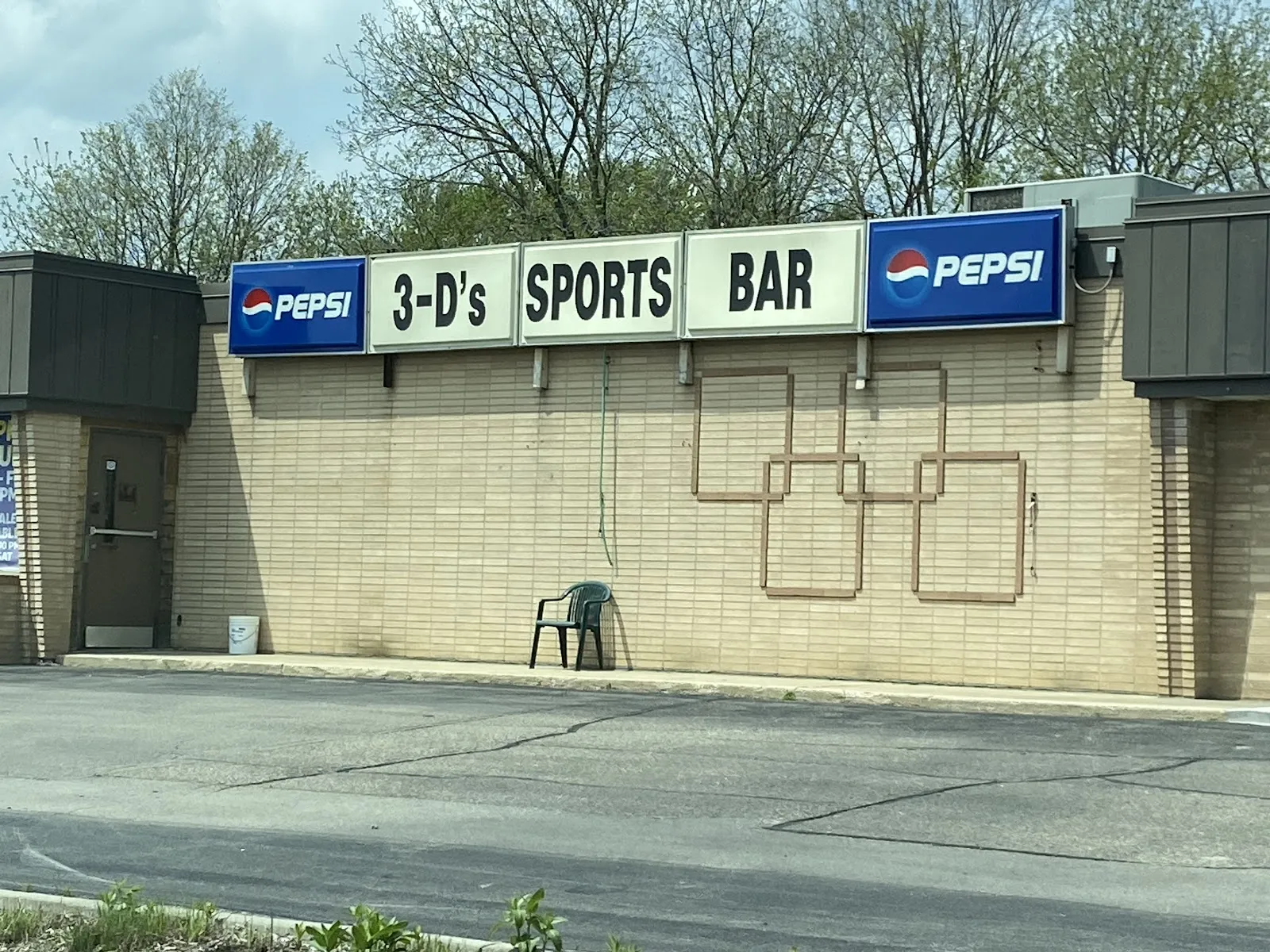 3-D'S Sports Bar - Image 3