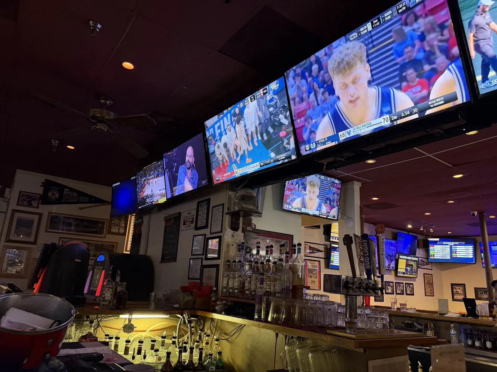 Boston's Bar &Grille