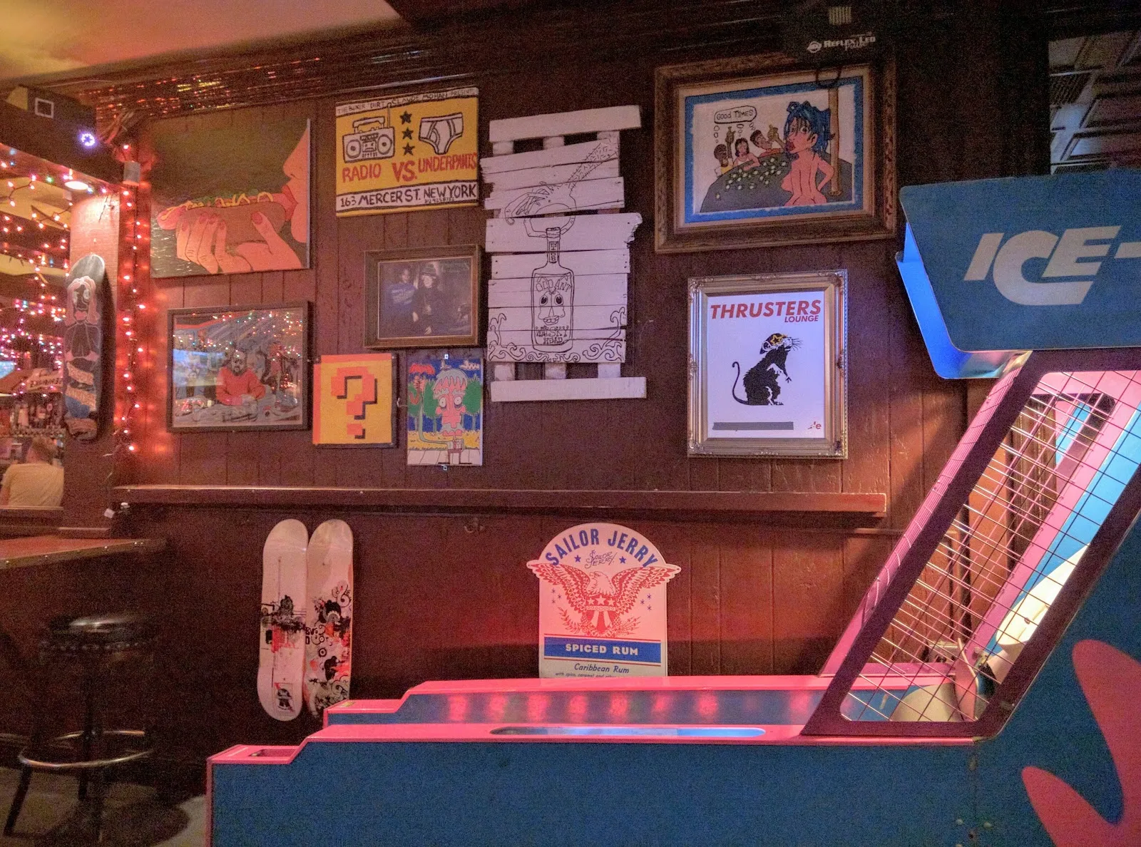 Thrusters Lounge logo