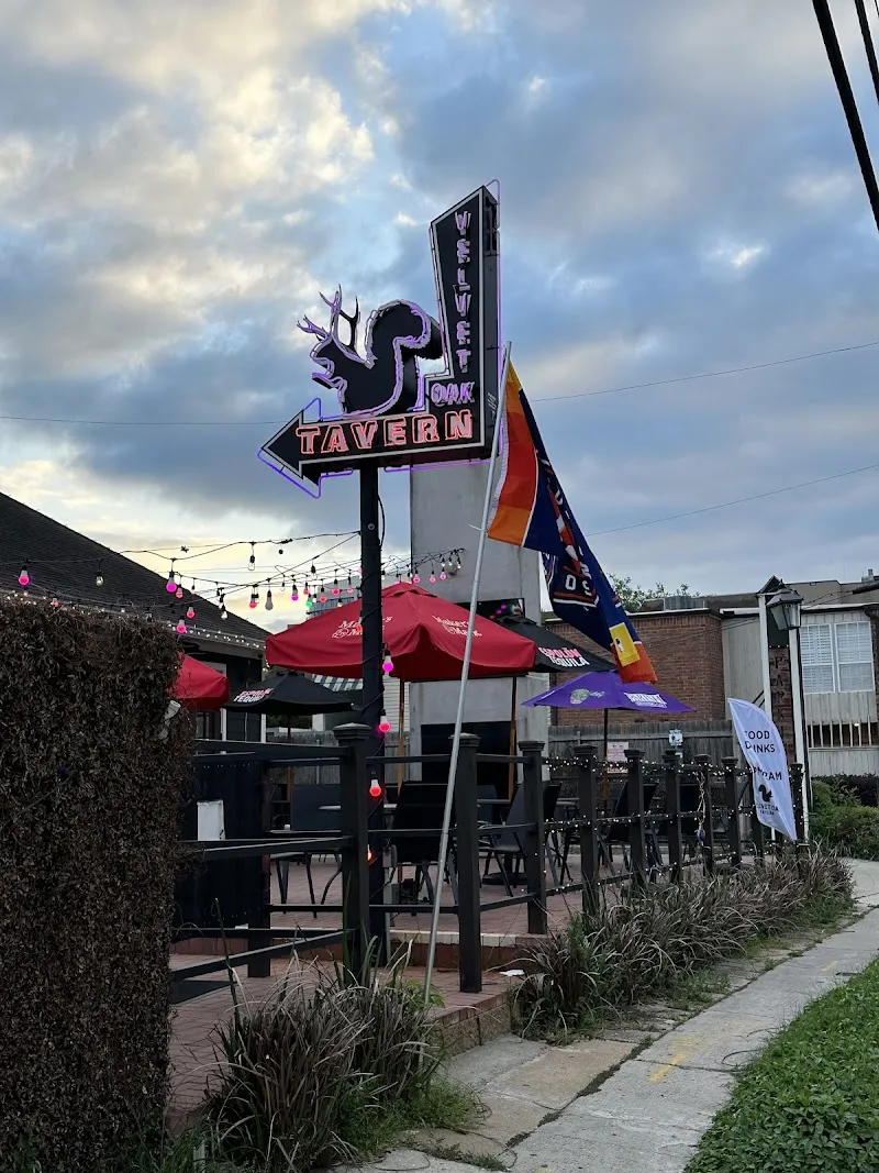 Velvet Oak Tavern logo