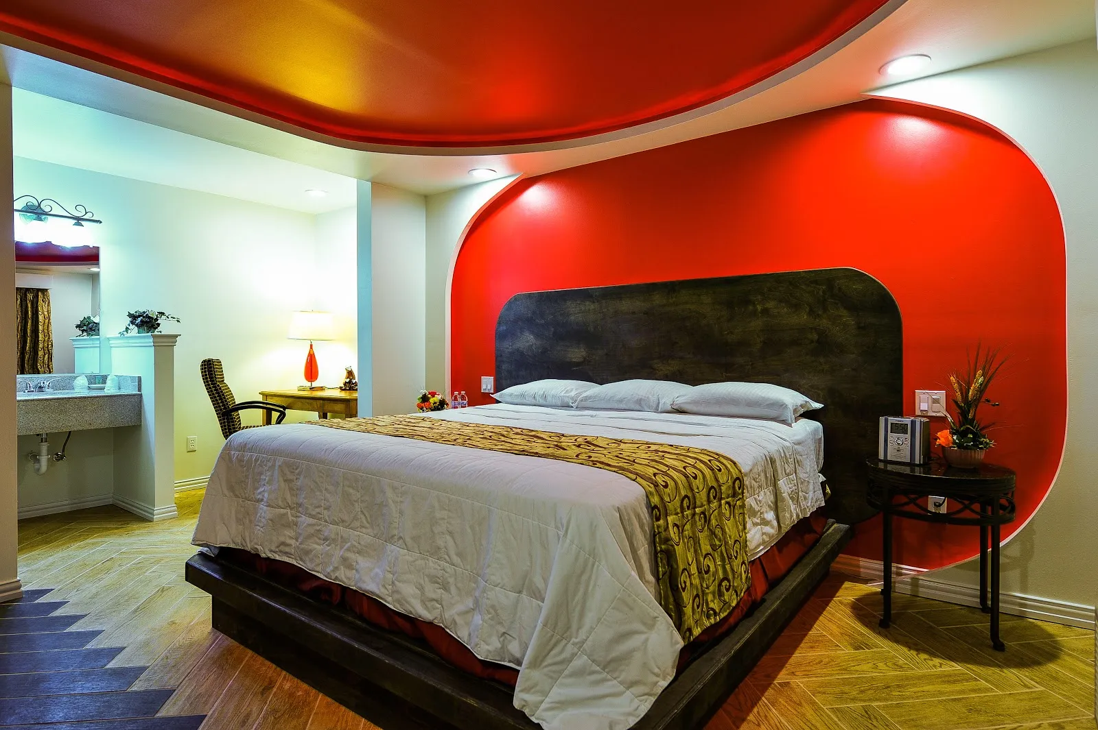 Romantic Inn & Suites - Image 4