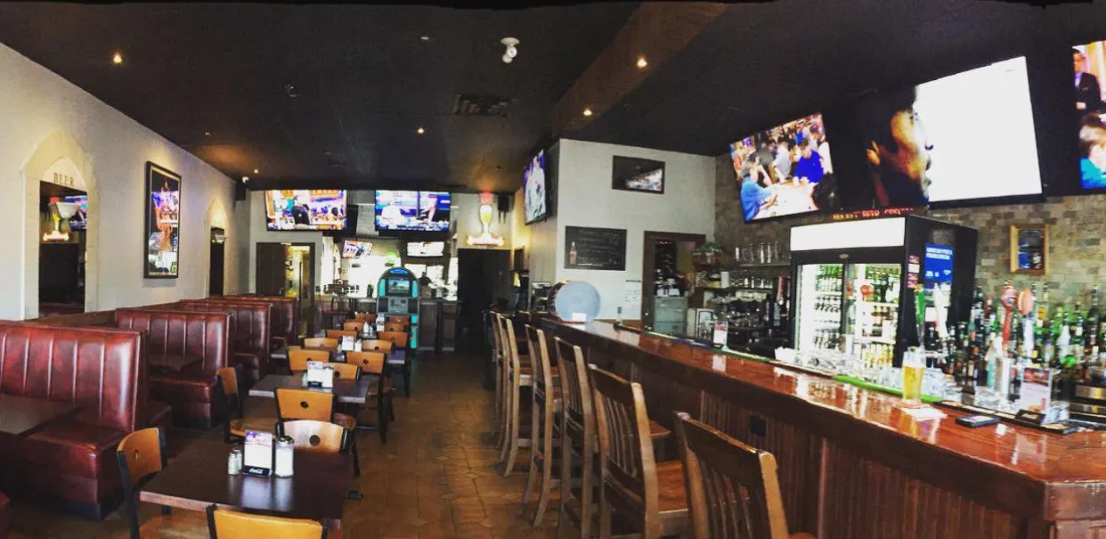 Alberto's Sports Bar And Grill - Image 4