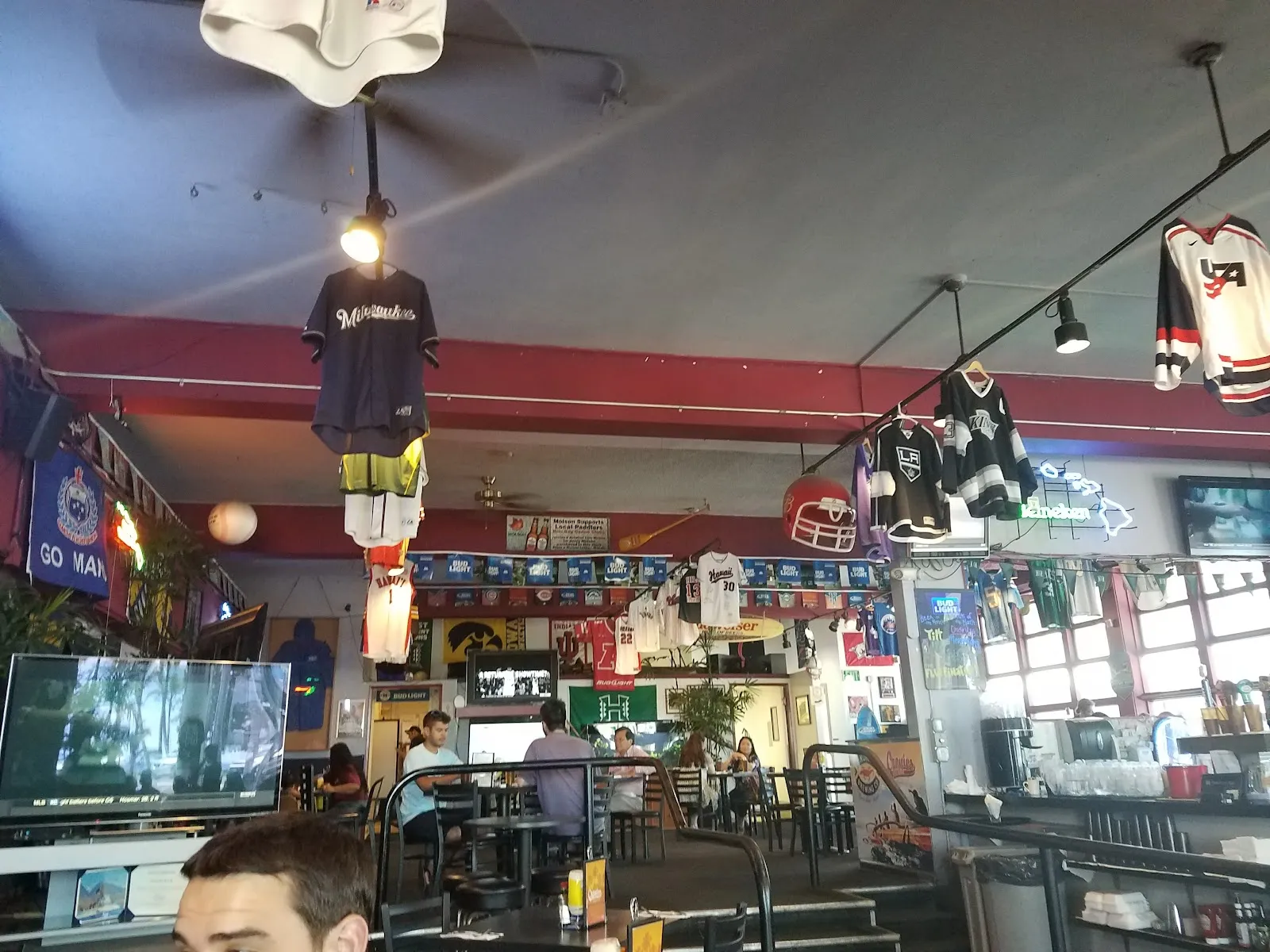 Cronies Bar & Grill - Image 3
