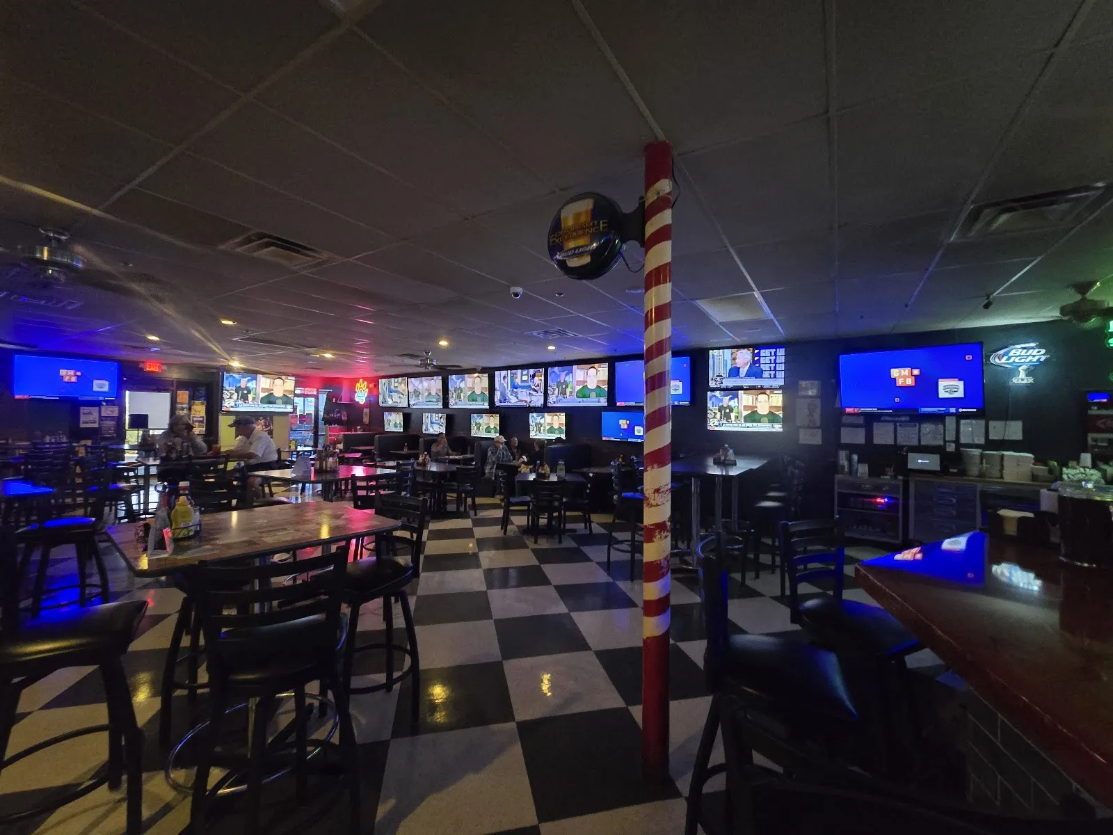 McMashers Sports Bar & Grill logo