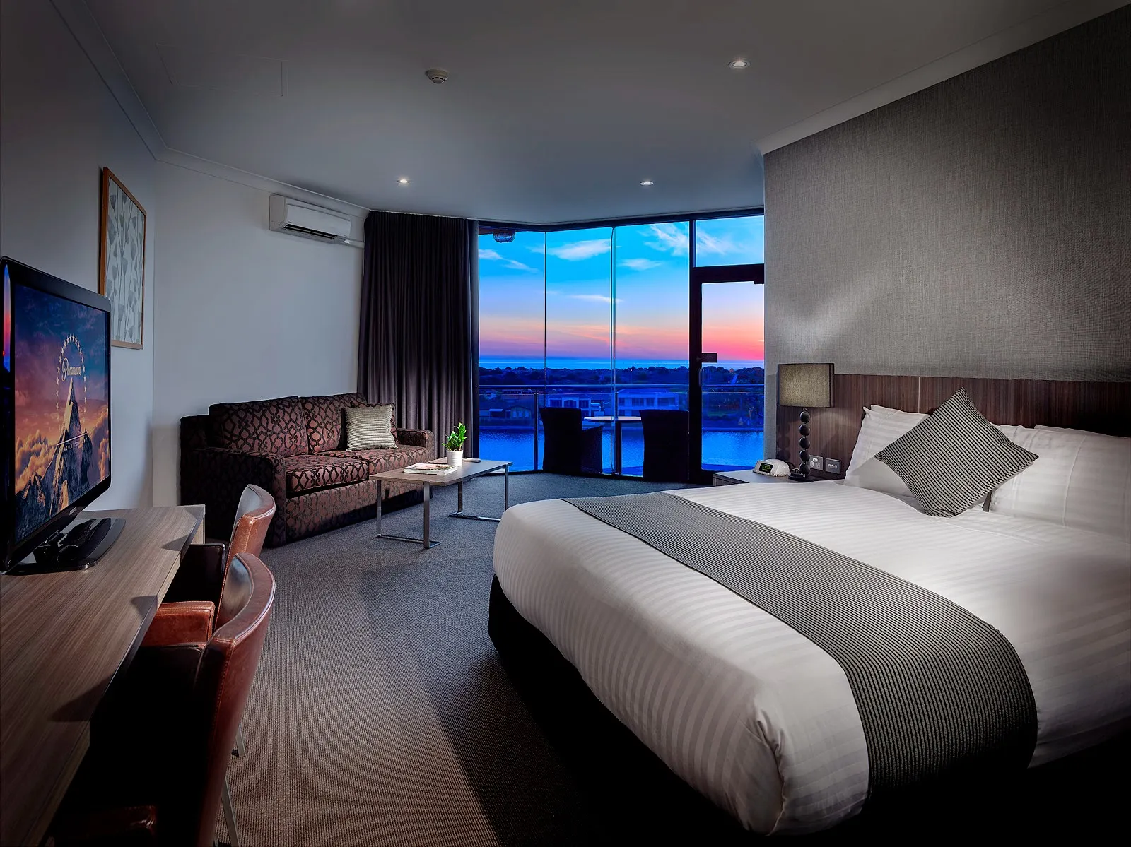 Lakes Resort Hotel - Image 4