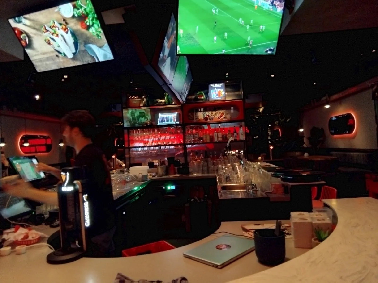 Papa Jim Sportsbar - Image 3