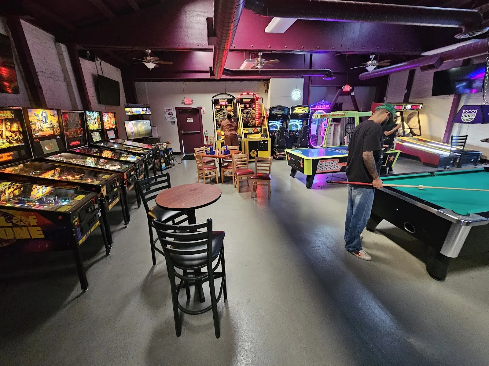 Henry's Lounge - Image 3