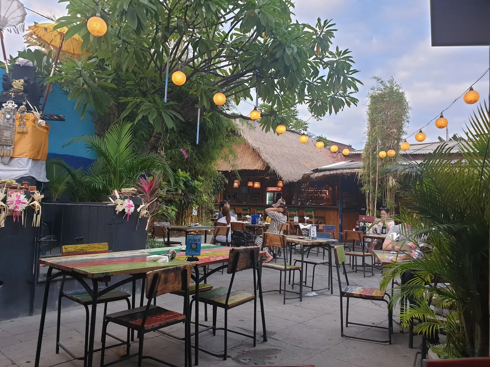 Tubes Bar & Restaurant - Image 4