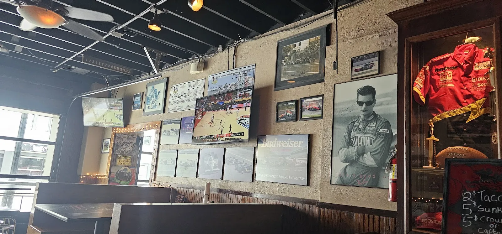 Average Joe's Sports Pub - Image 3