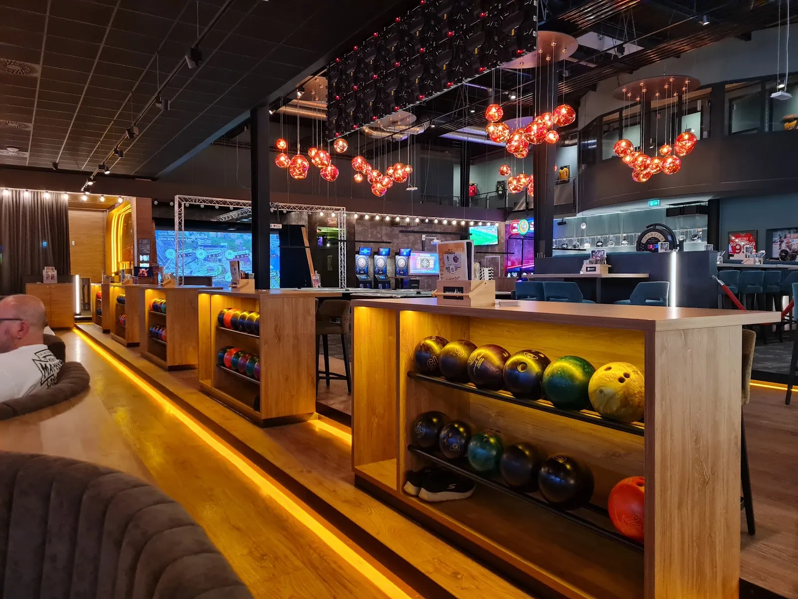 B'moovd Sportsbar & Bowling