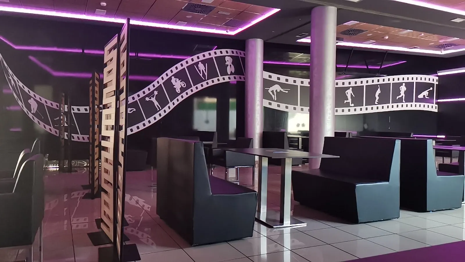 Clover Center. Sport Bar. - Image 2