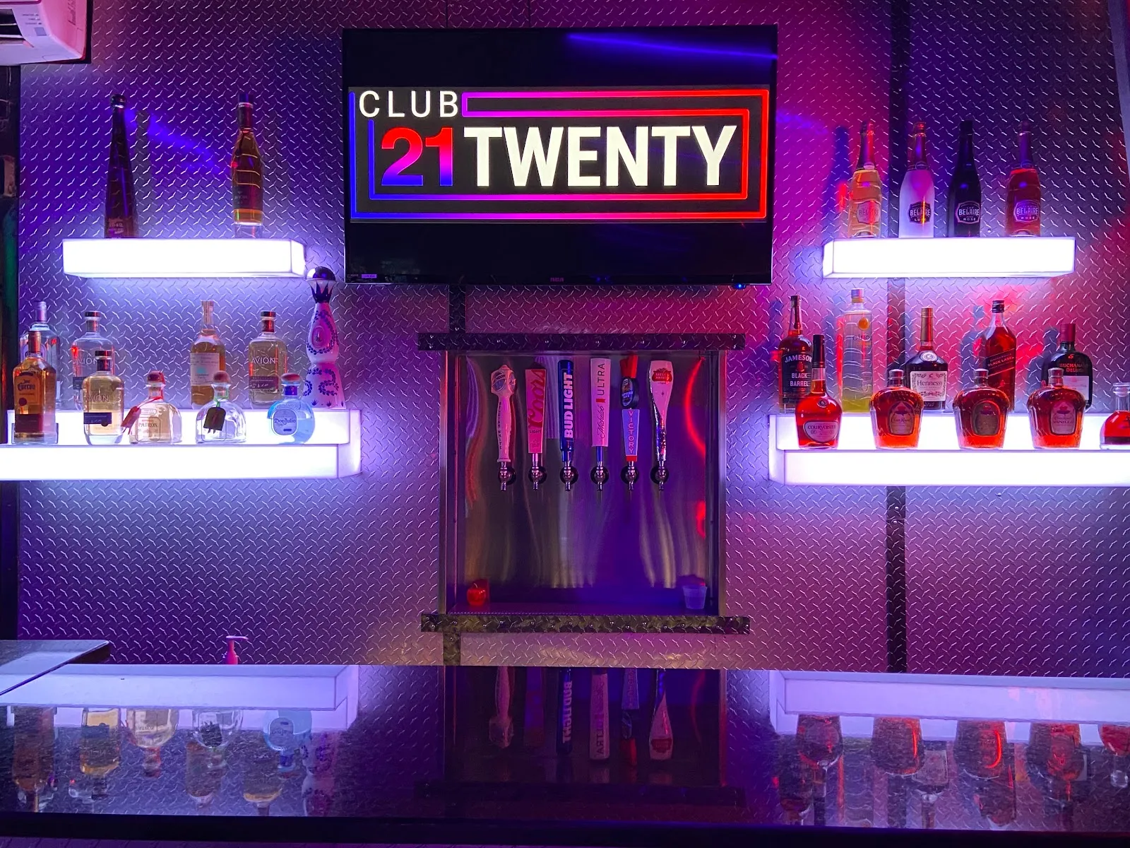 Club 21Twenty - Image 2