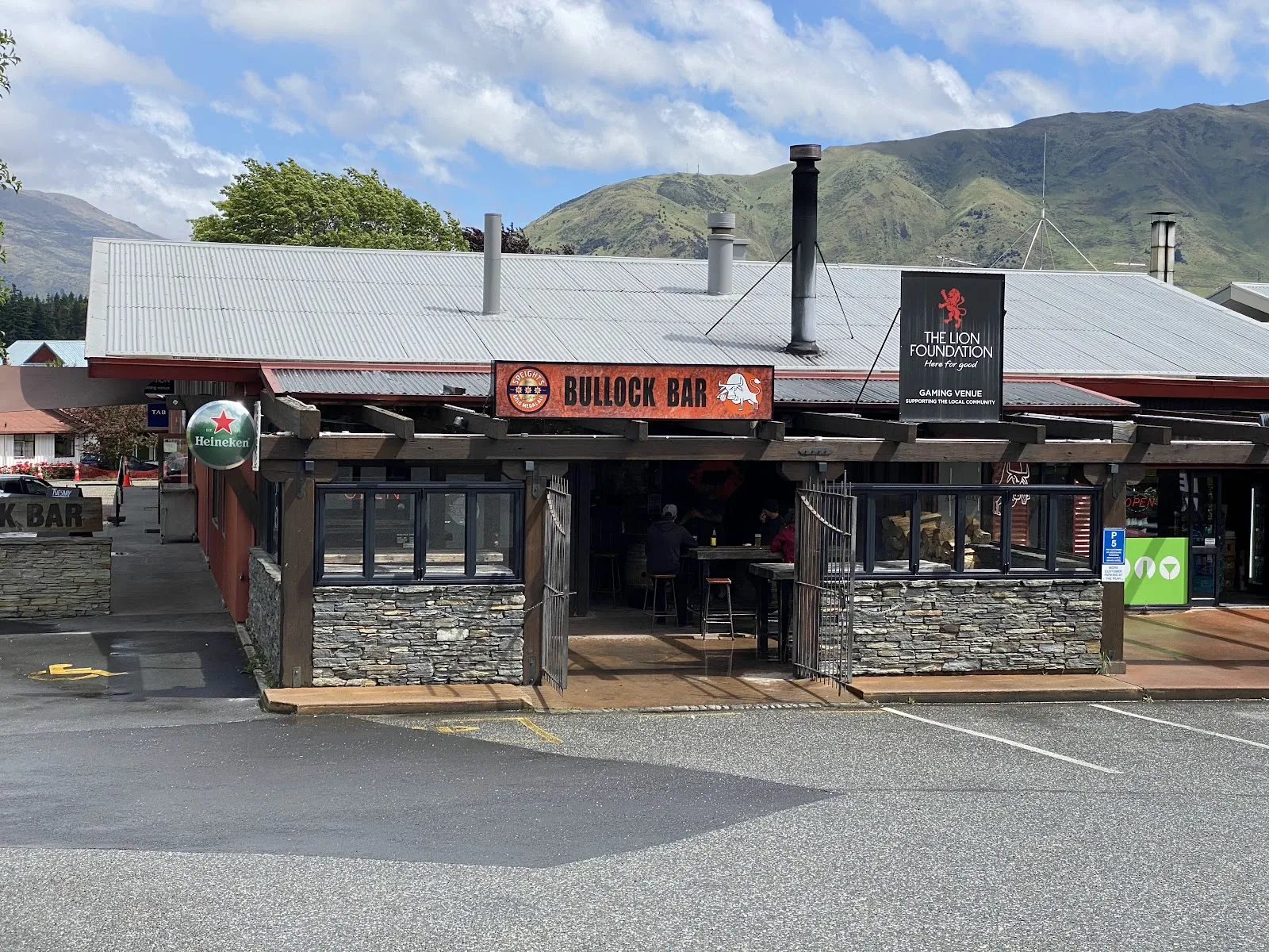 Wanaka Bullock Bar logo
