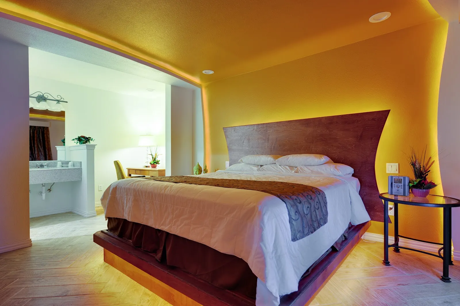 Romantic Inn & Suites - Image 2
