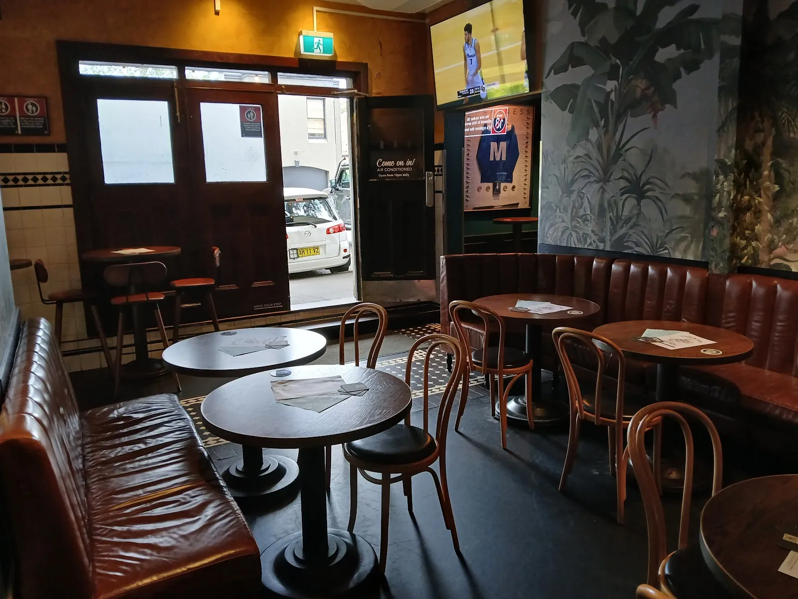 Four in Hand Hotel - Image 4
