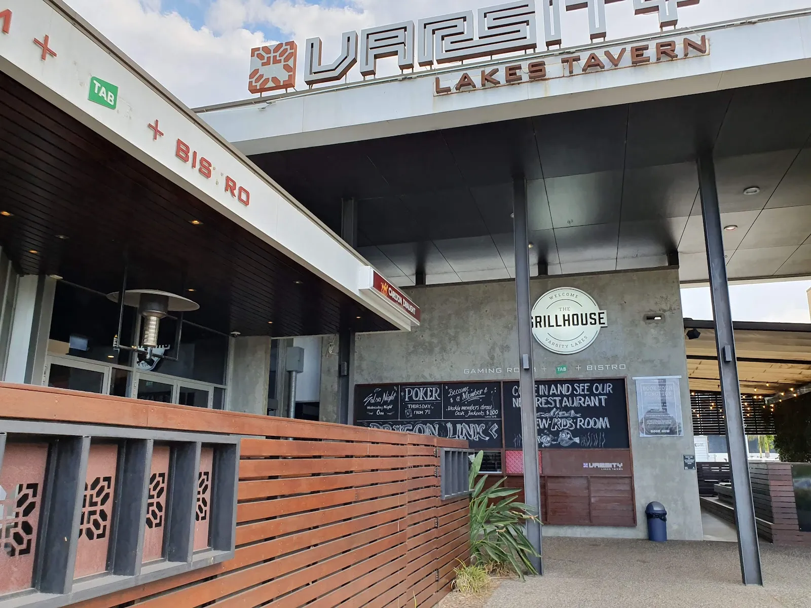 Varsity Lakes Tavern - Image 2