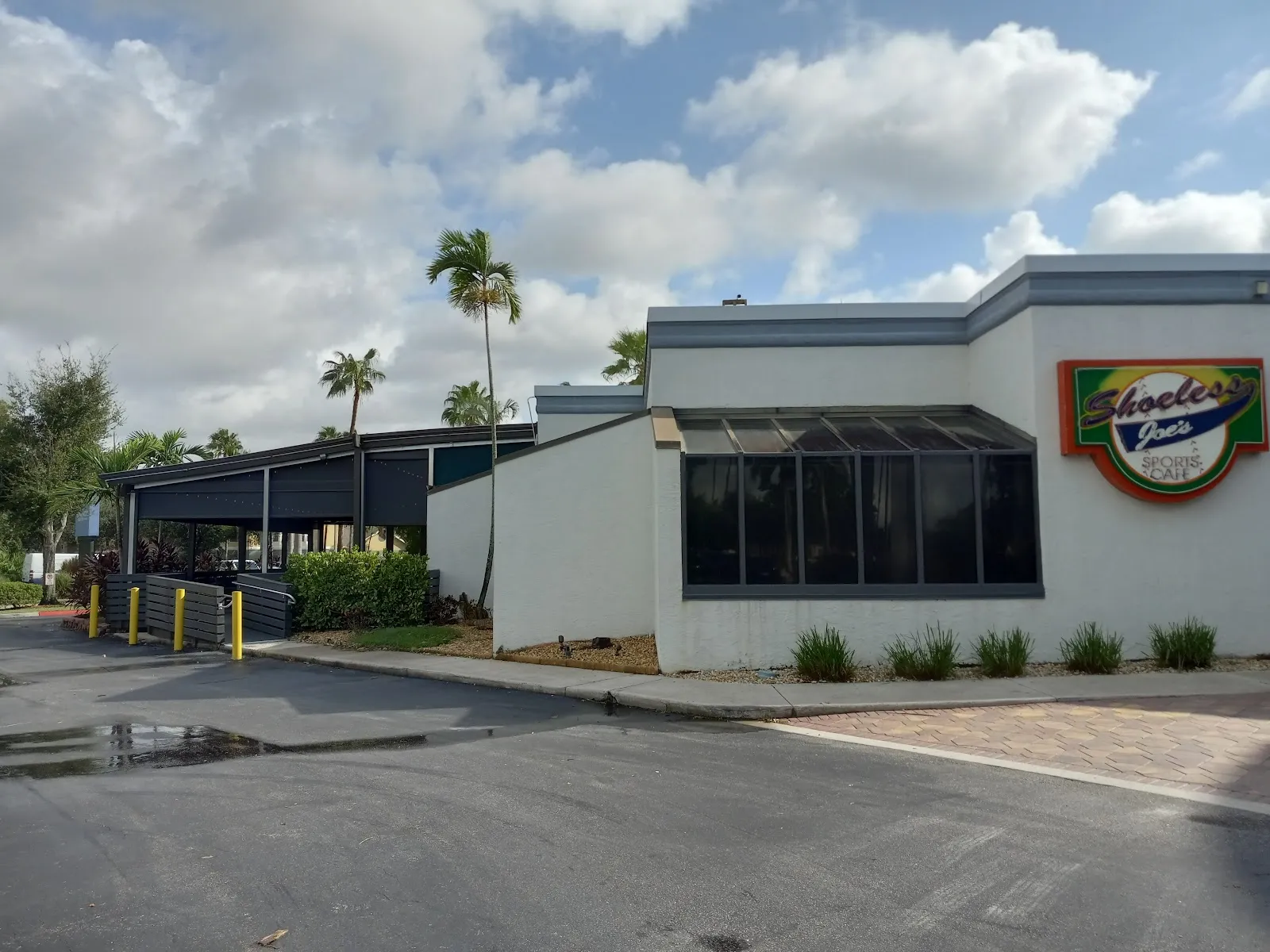 Shoeless Joe's Sports Cafe - Image 4