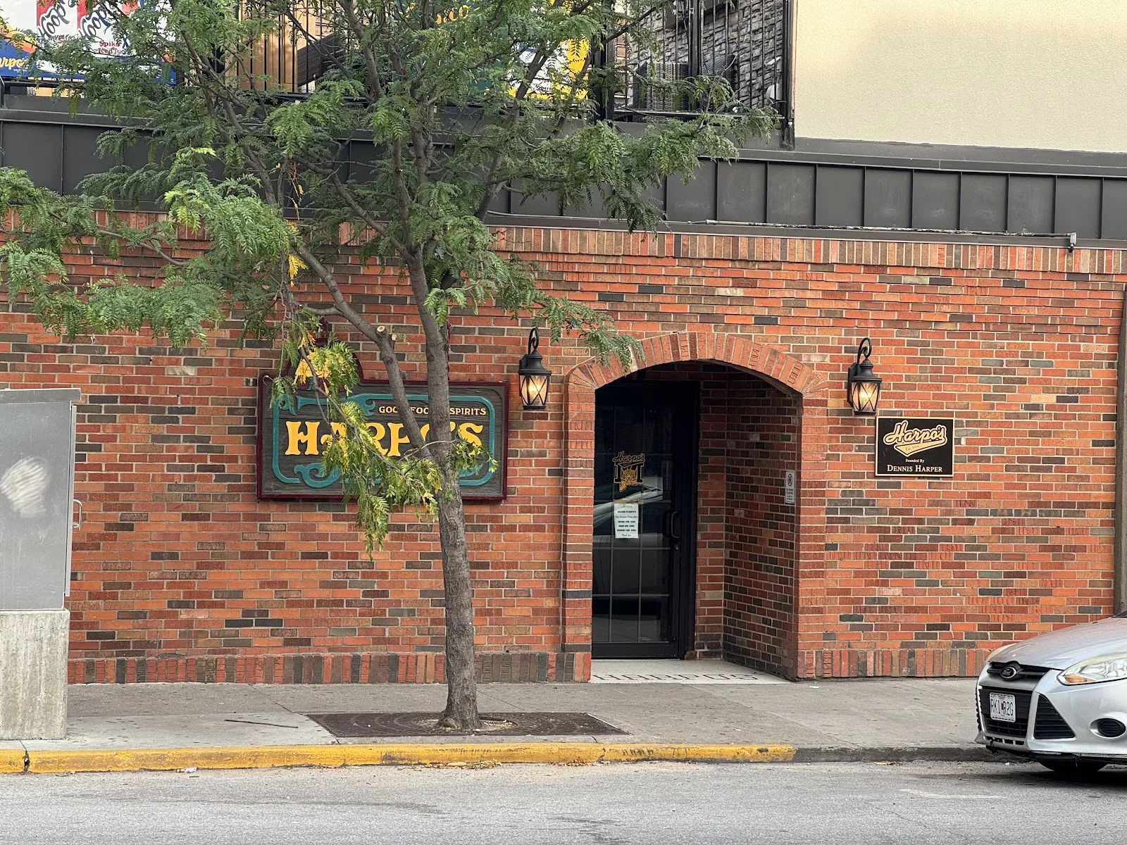 Harpo's Bar & Grill logo