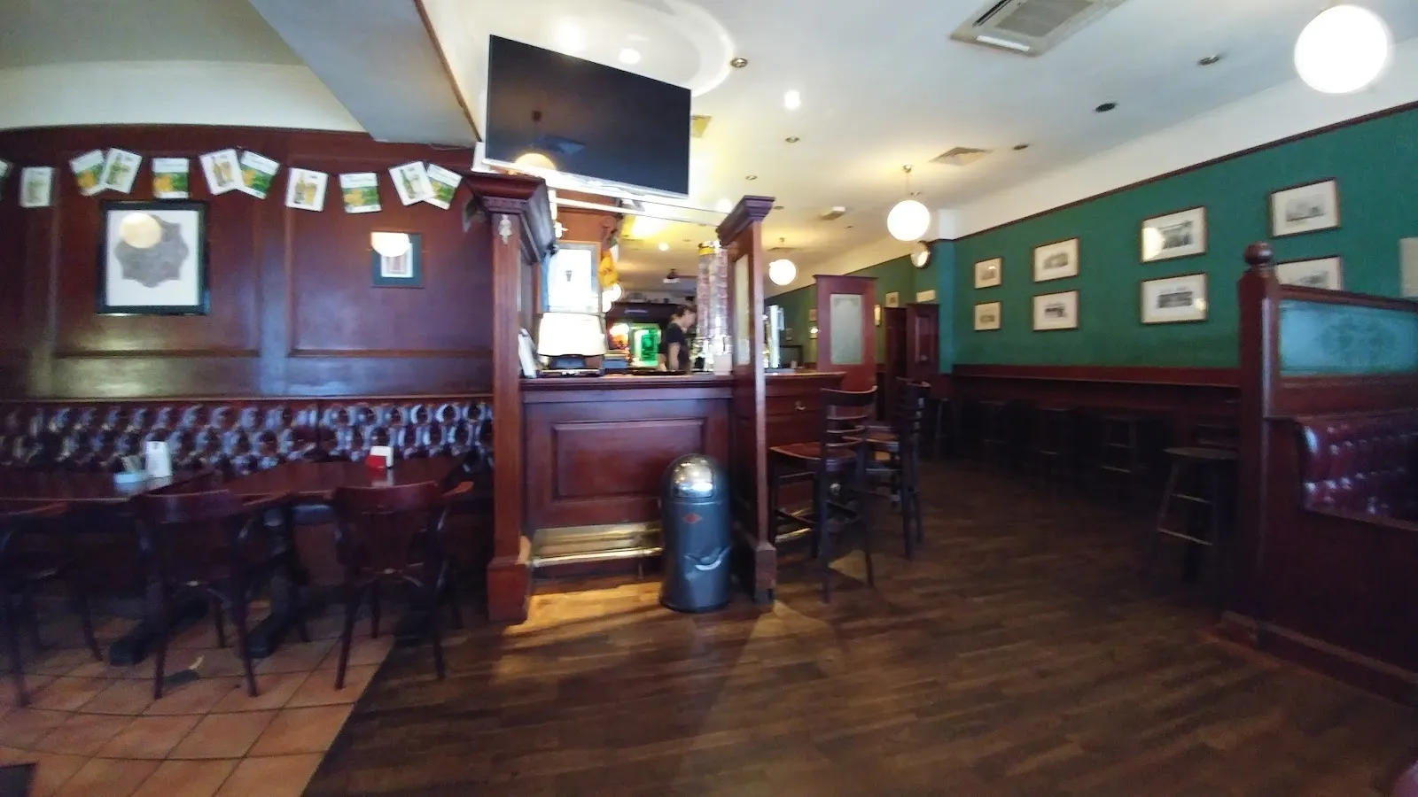 Oscar Wilde Irish Pub - Image 4