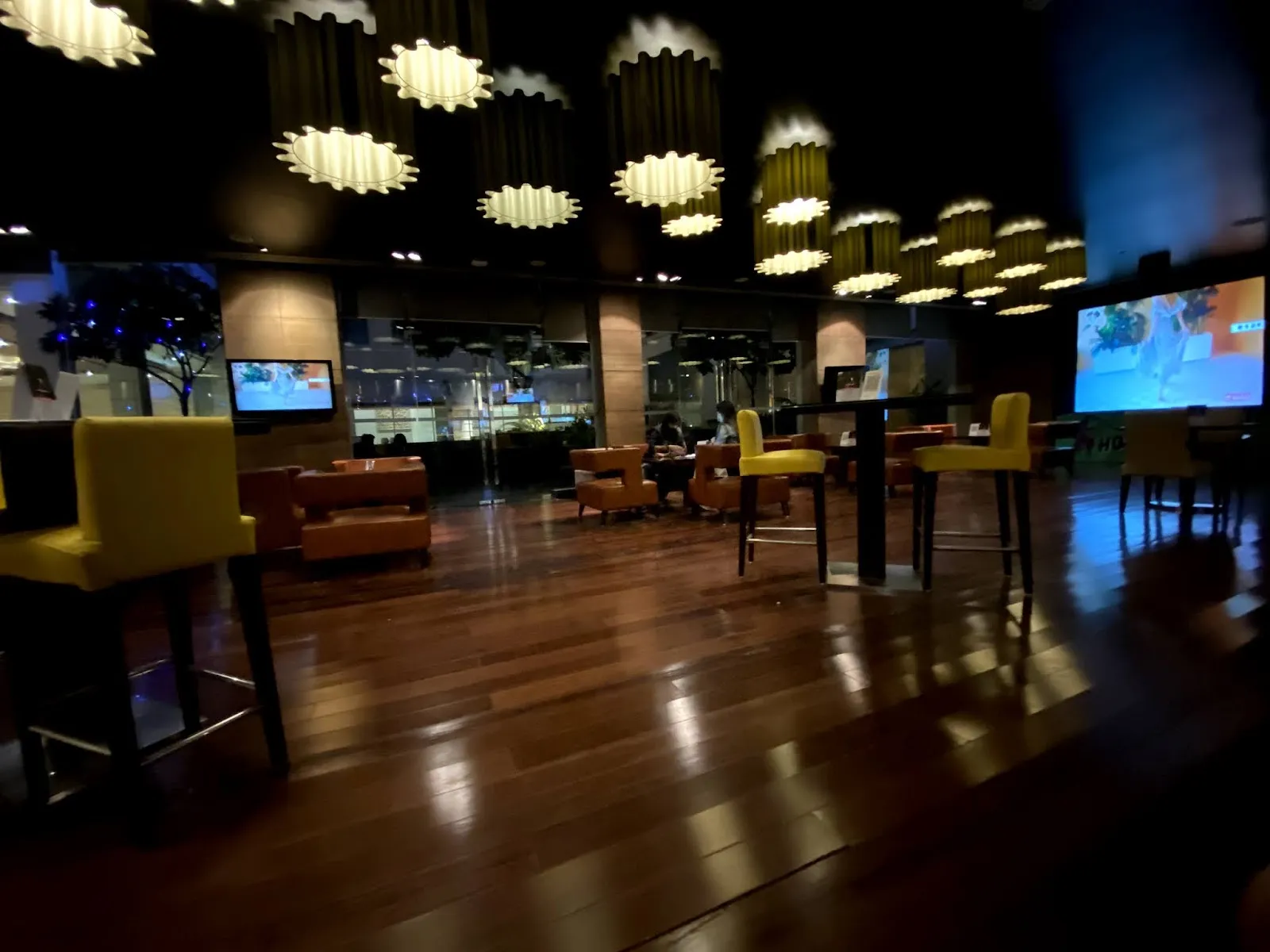 Lounge 18 - Image 4