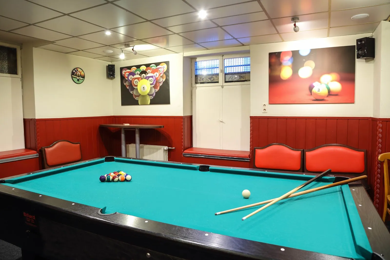Pub with Ivan - Image 2