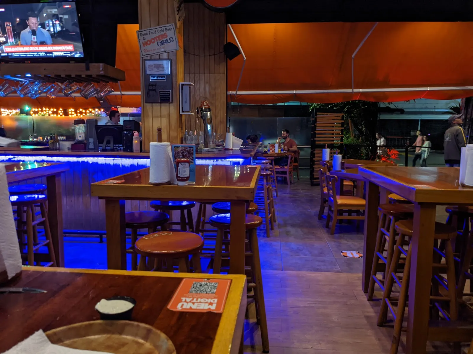 Hooters Medellín - Image 2