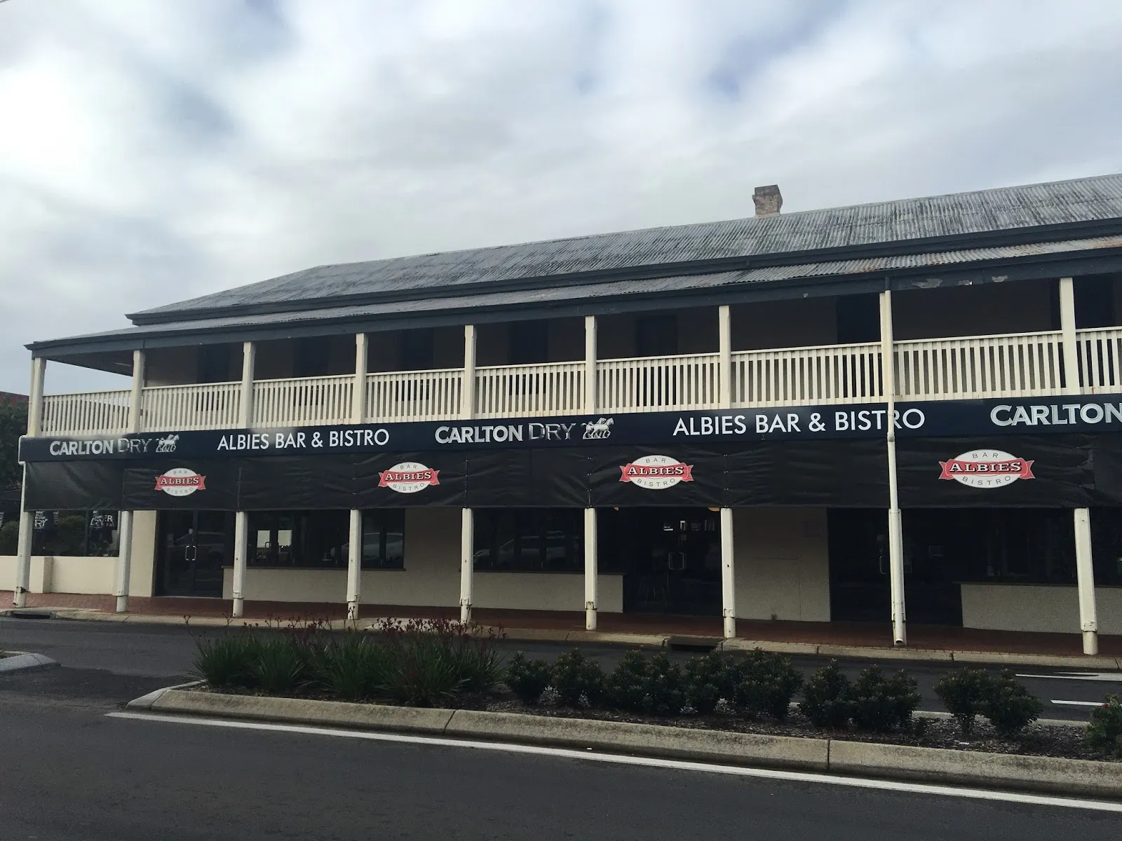 Albies Bar and Bistro - Image 3