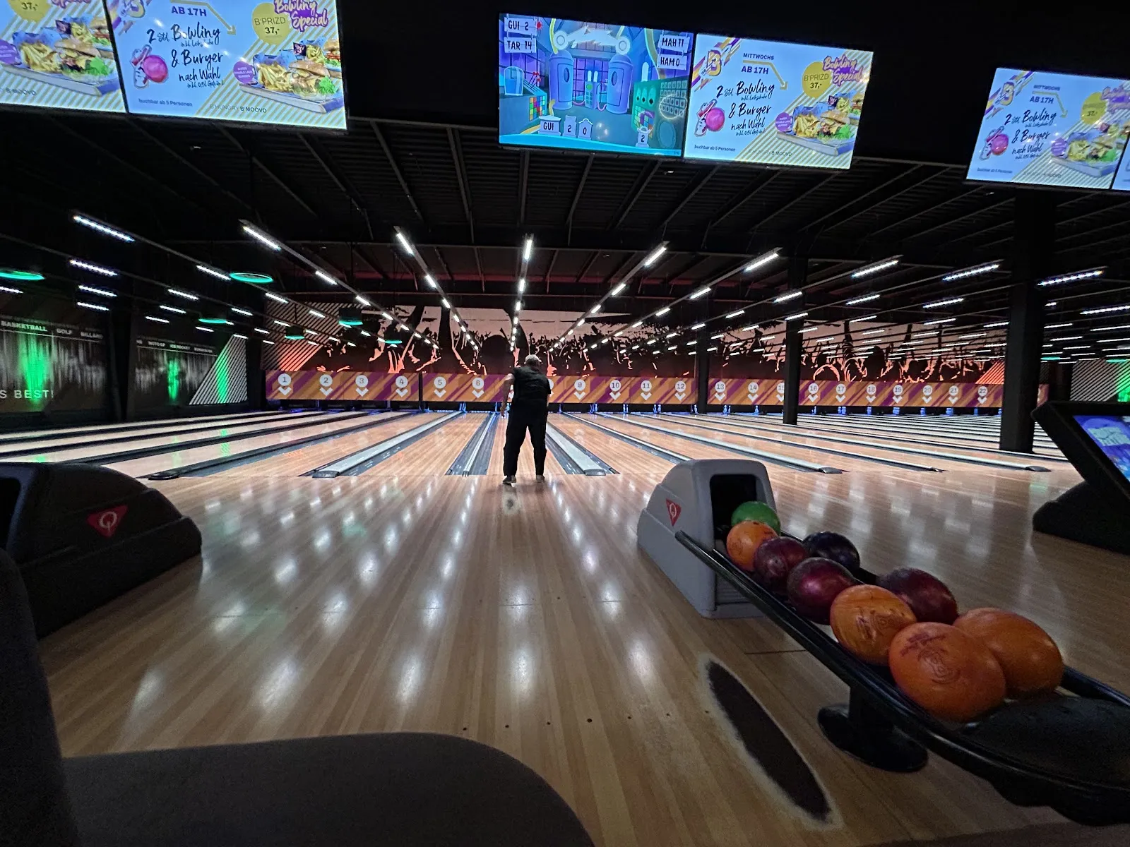 B'moovd Sportsbar & Bowling - Image 4