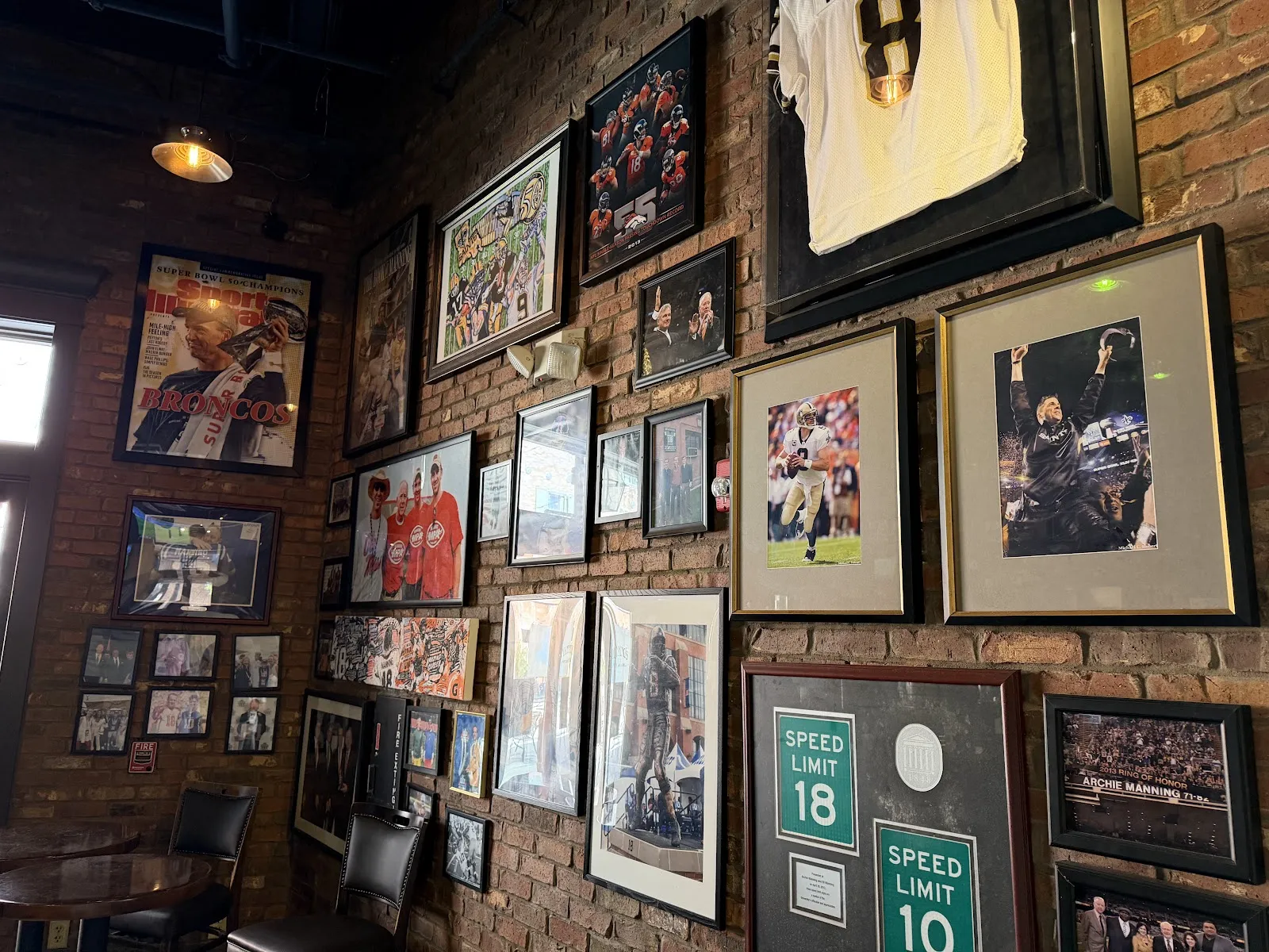 Manning's Sports Bar & Grill - Image 4
