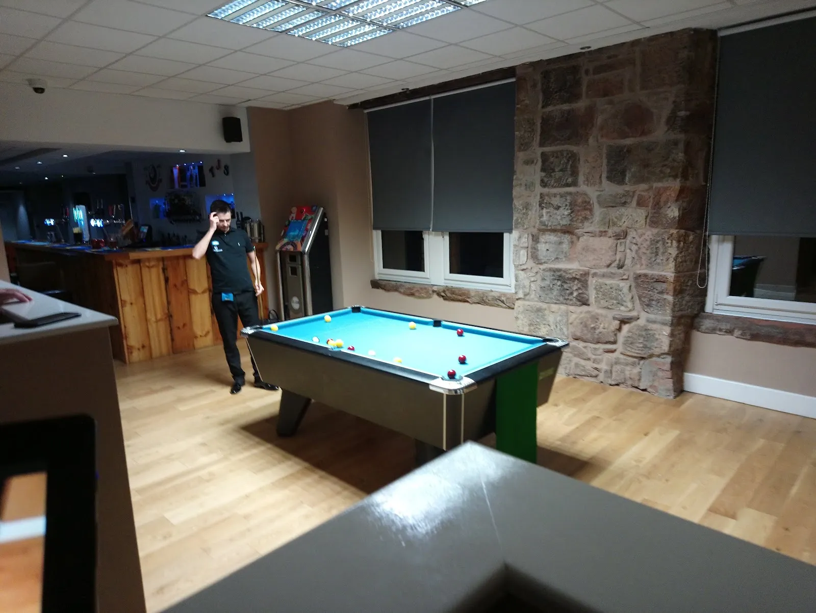 Junior’s Sports Bar and Lounge - Image 2