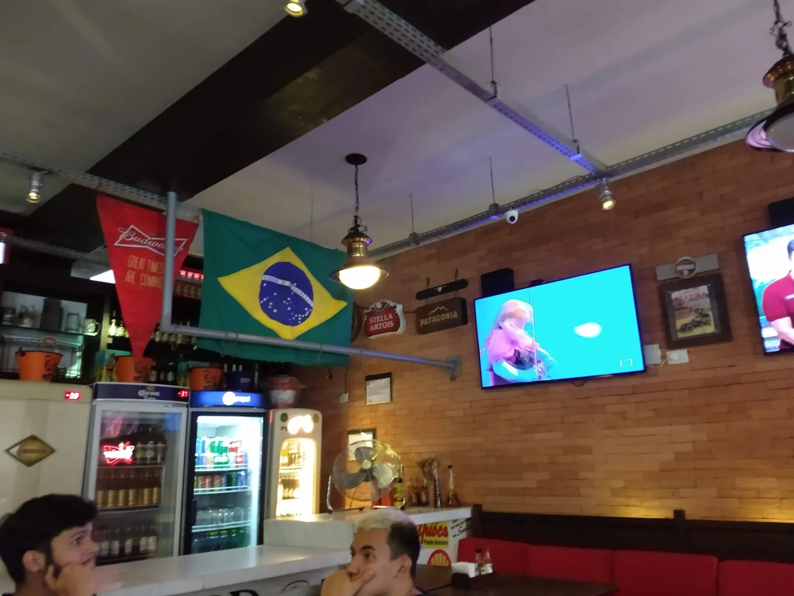 Cartolas Sports Bar - Image 2