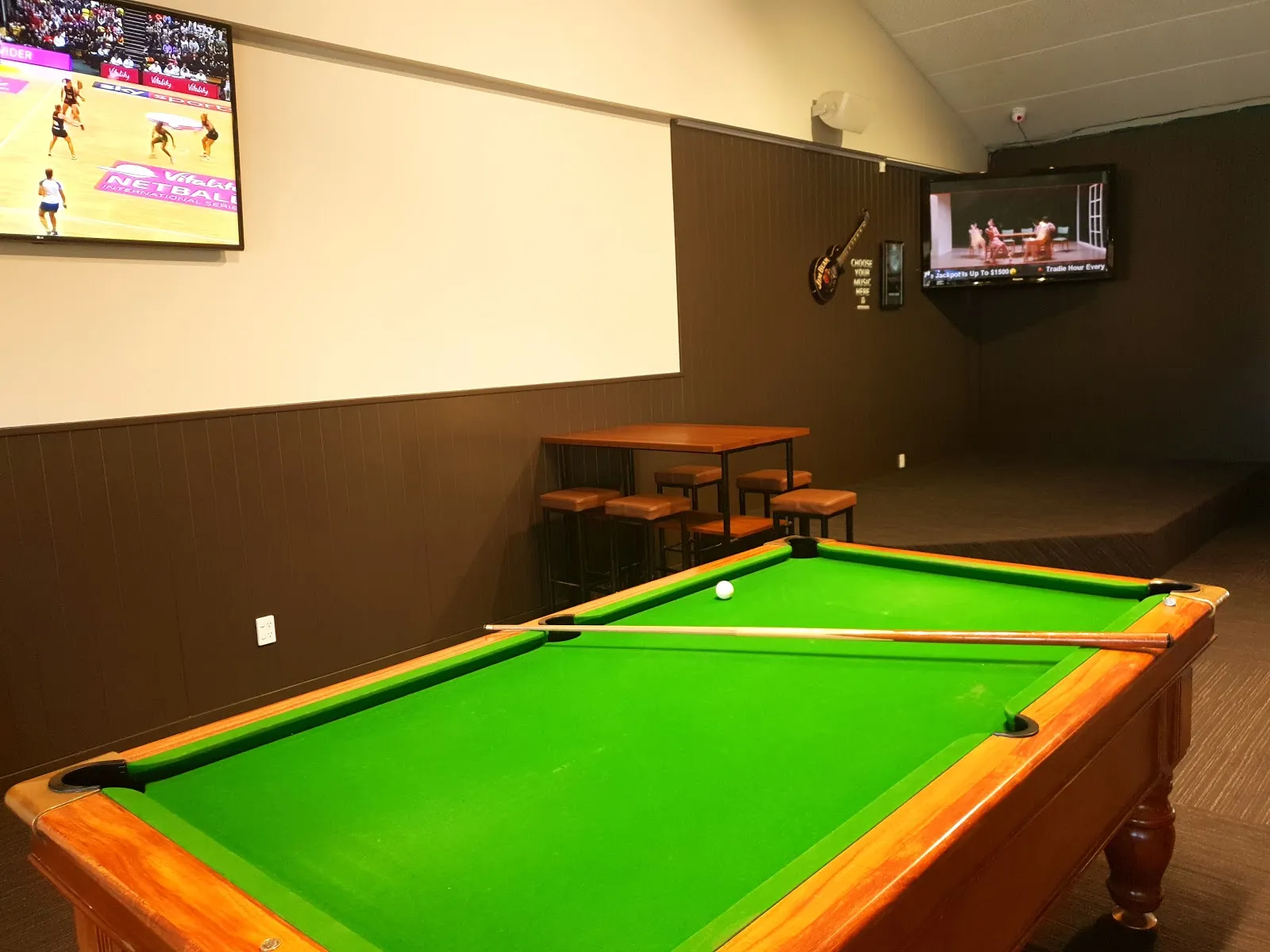 Tinwald Tavern Bar - Image 4