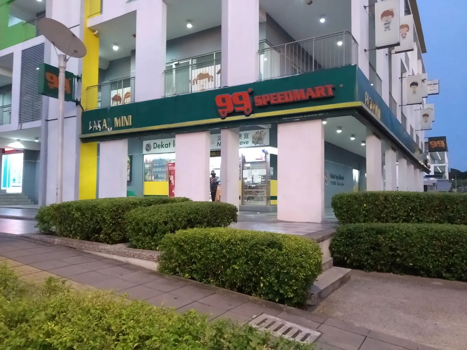 LAYAN Bossku Bar & Cafe - Image 4