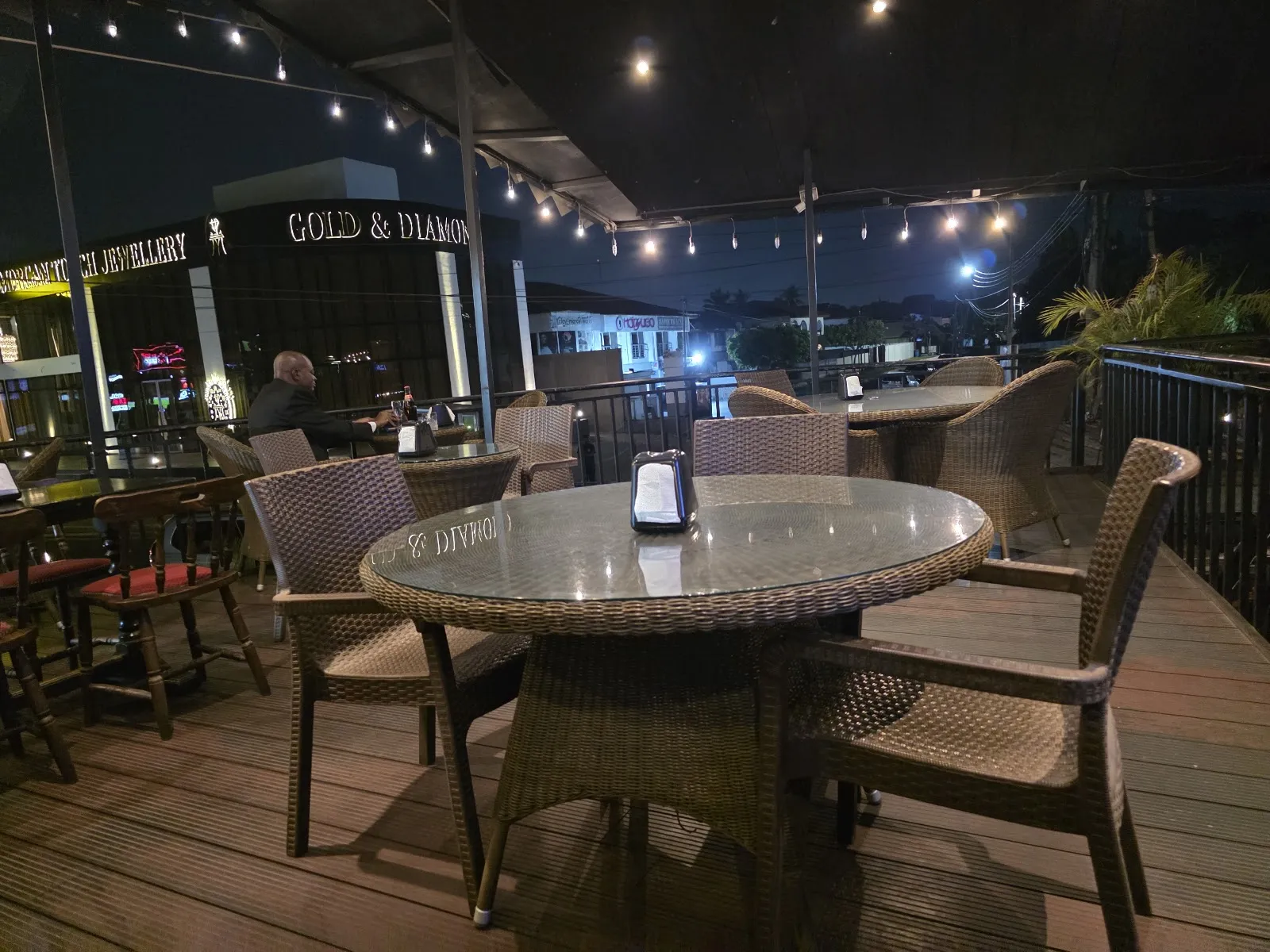The Honeysuckle Pub & Restaurant - Labone - Image 3