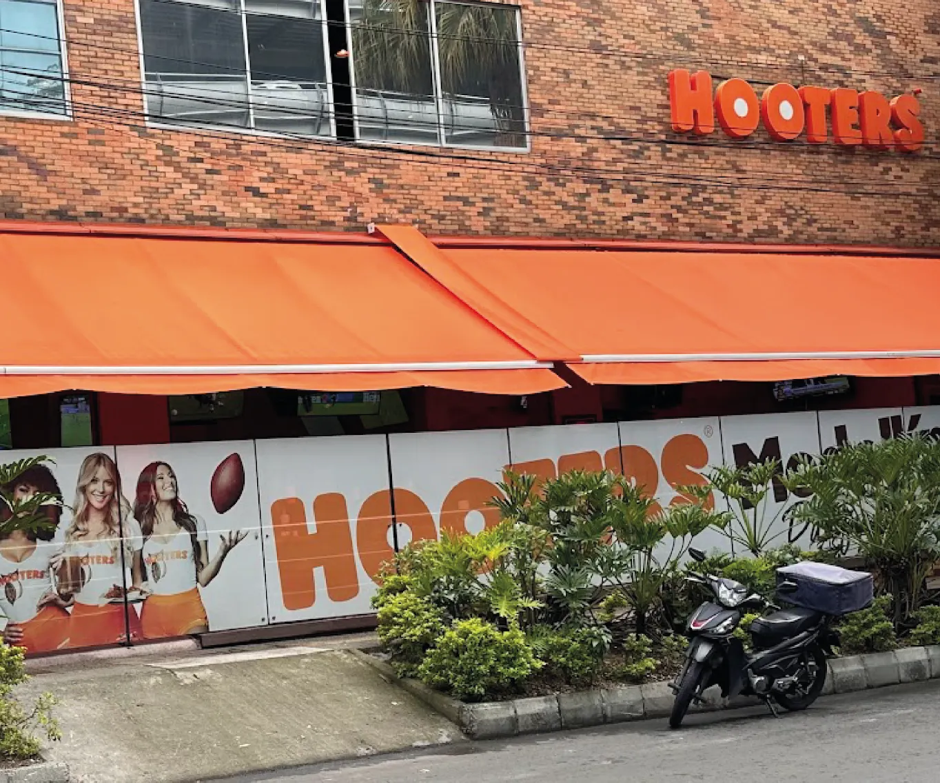Hooters Medellín - Image 4