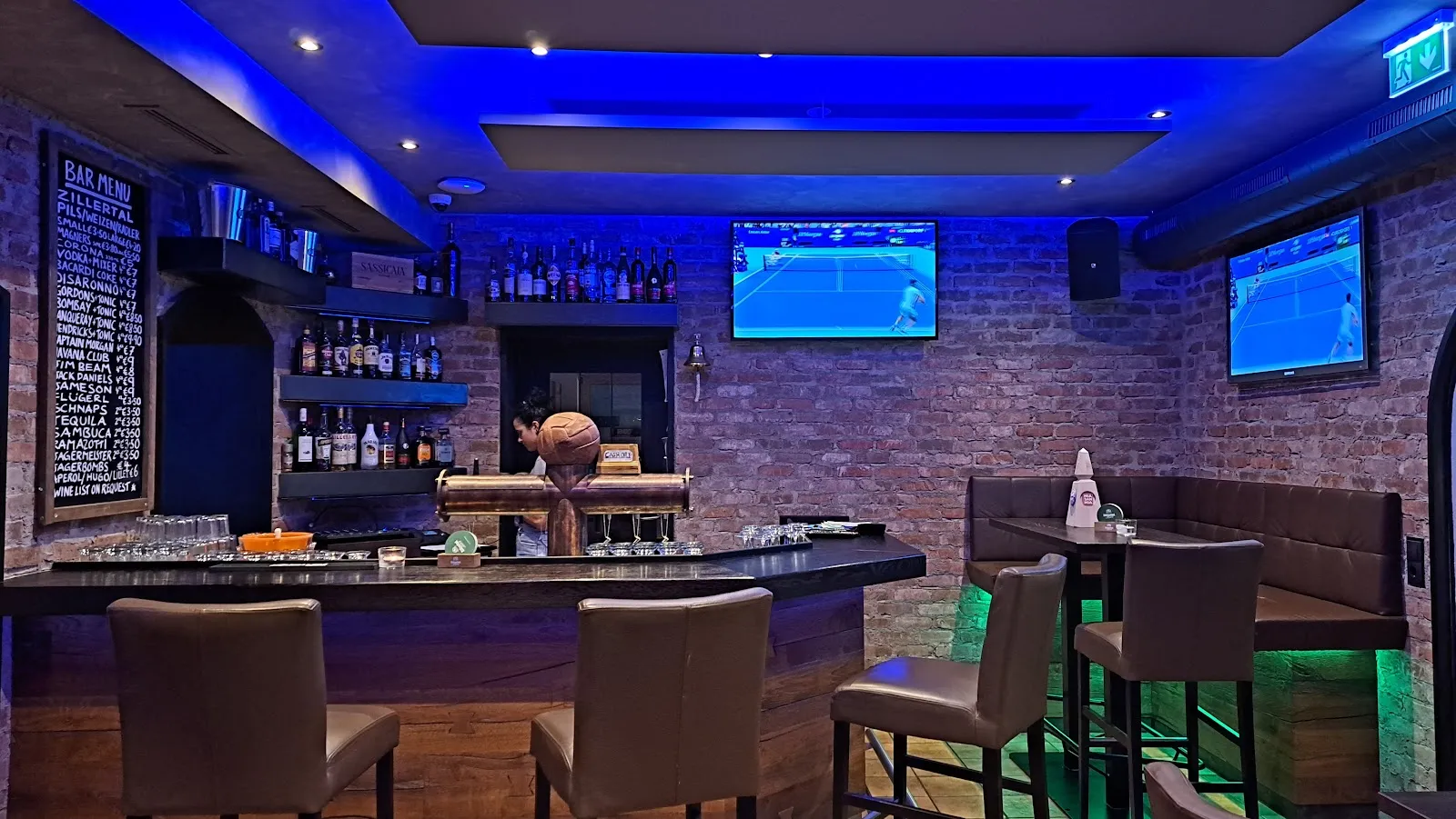 Mikes Sports Bar. - Image 3