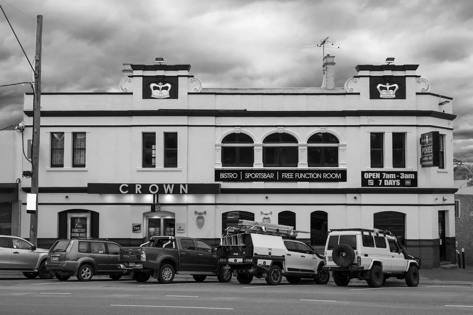Crown Hotel Lilydale logo