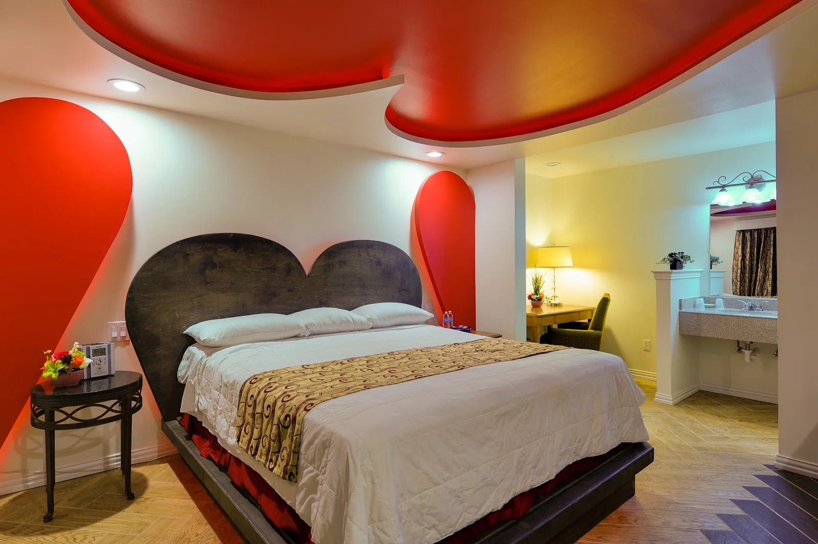 Romantic Inn & Suites - Image 3