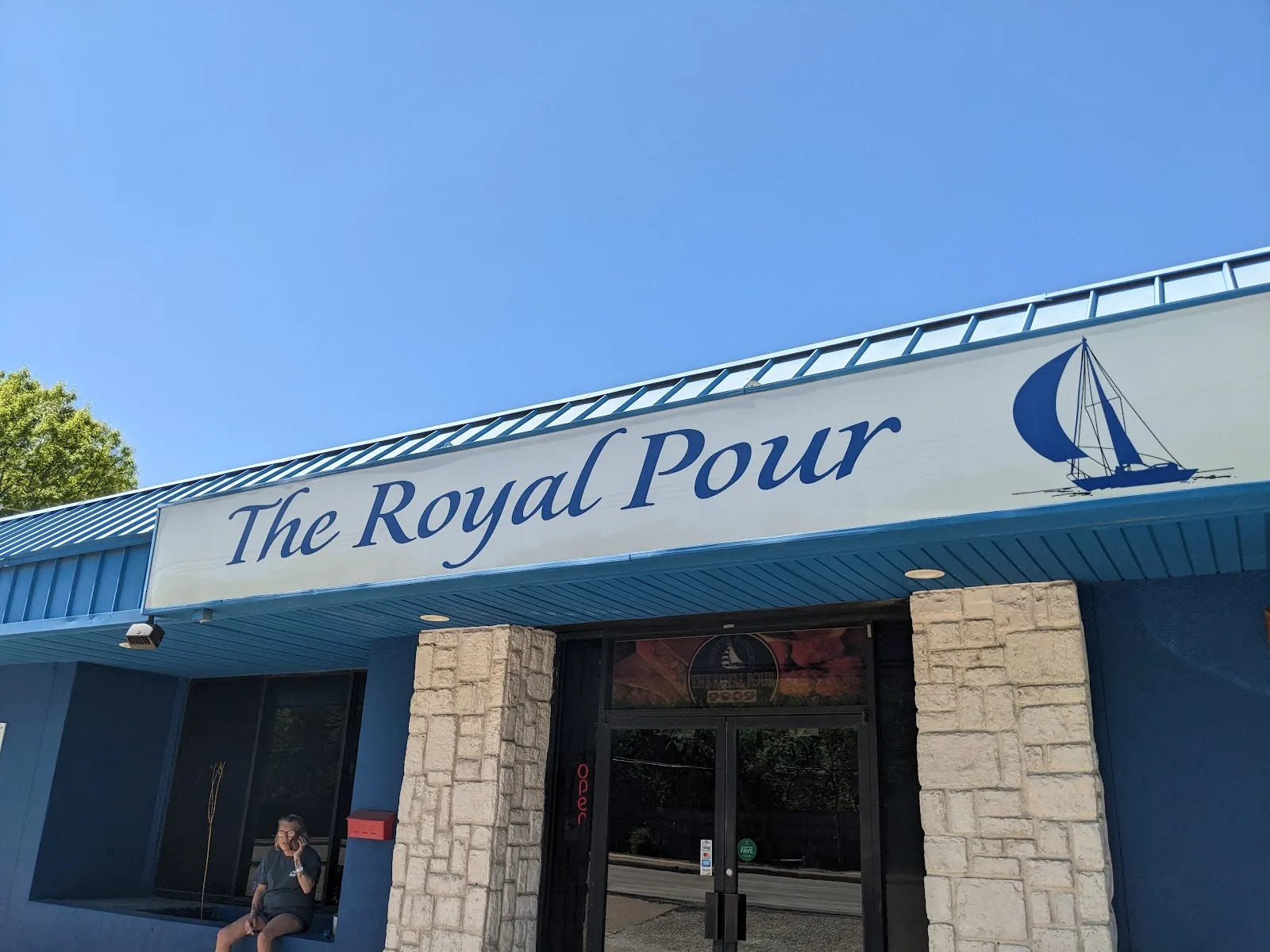 The Royal Pour Bar and Grill logo