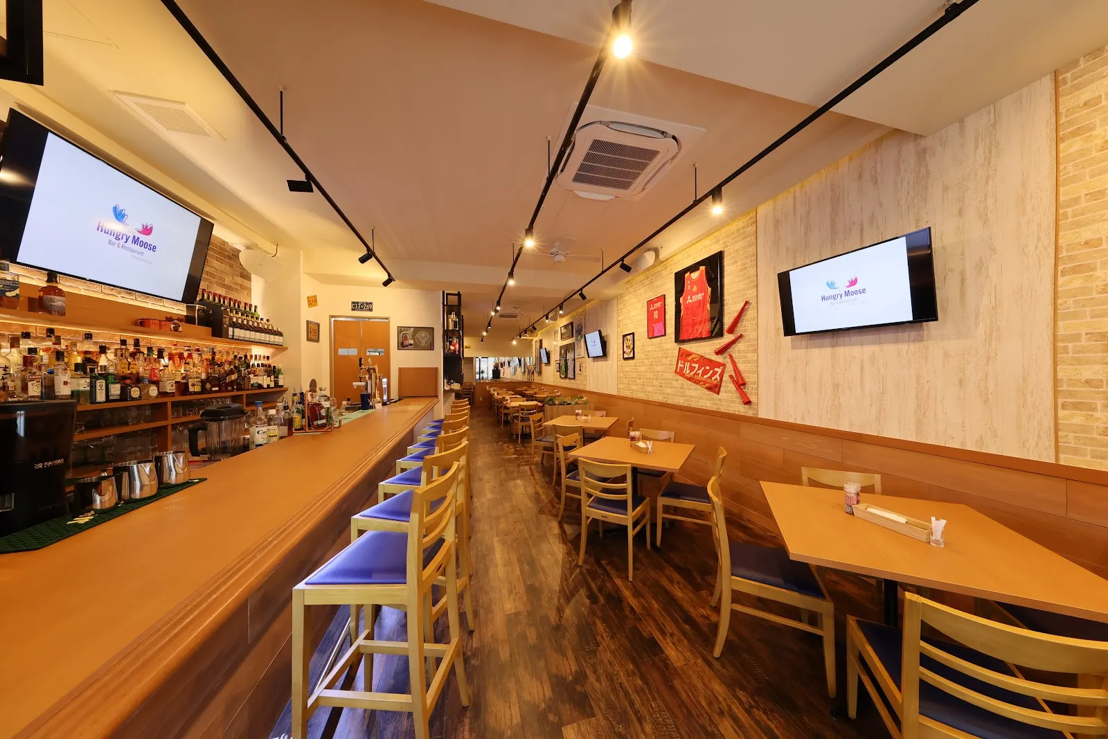 Coat of Arms Bar and Restaurant - Image 2