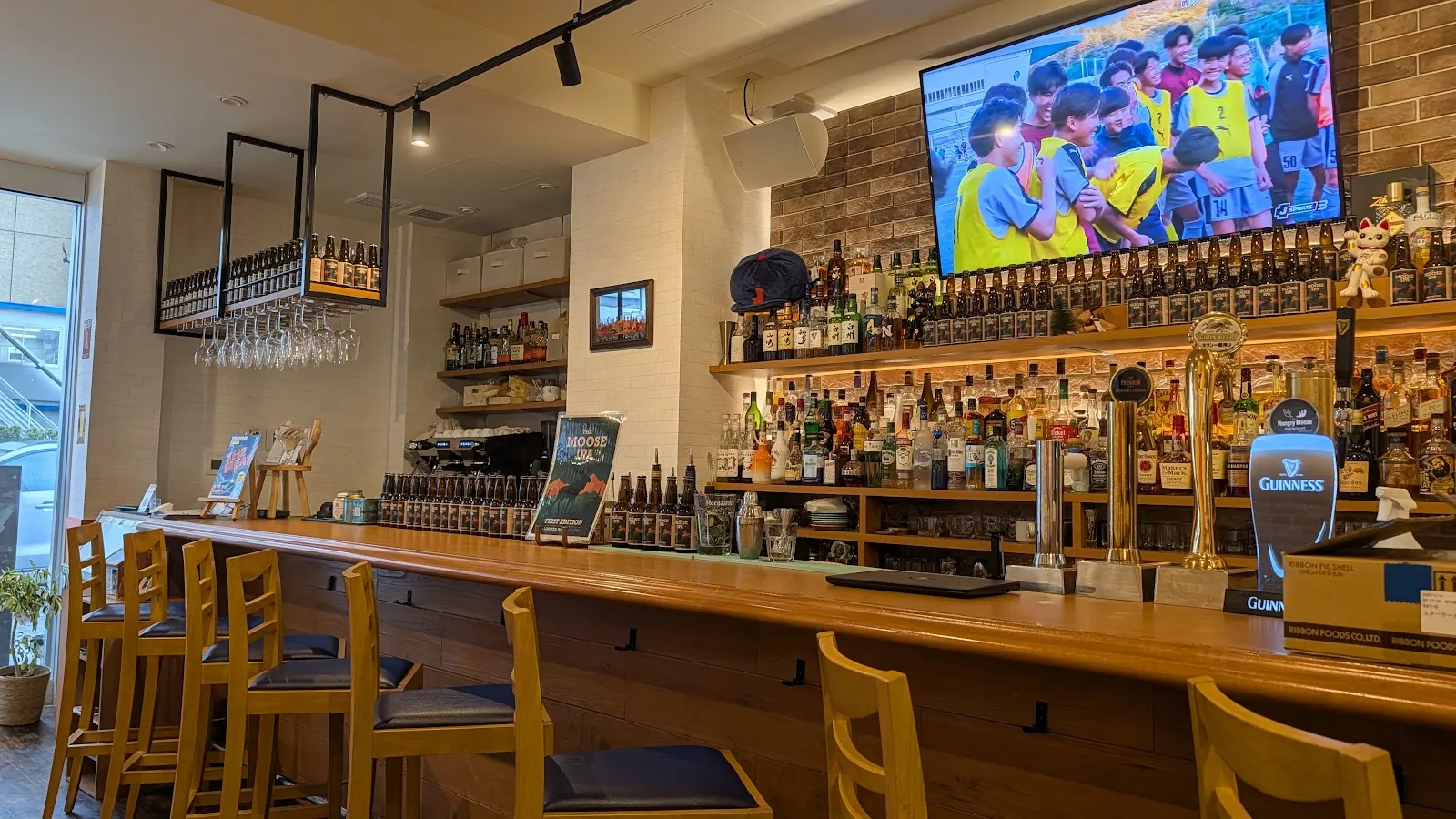 Coat of Arms Bar and Restaurant - Image 4
