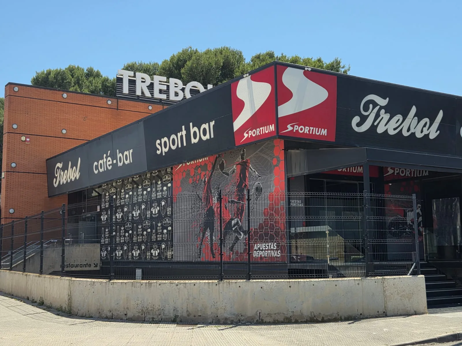 Clover Center. Sport Bar. - Image 3