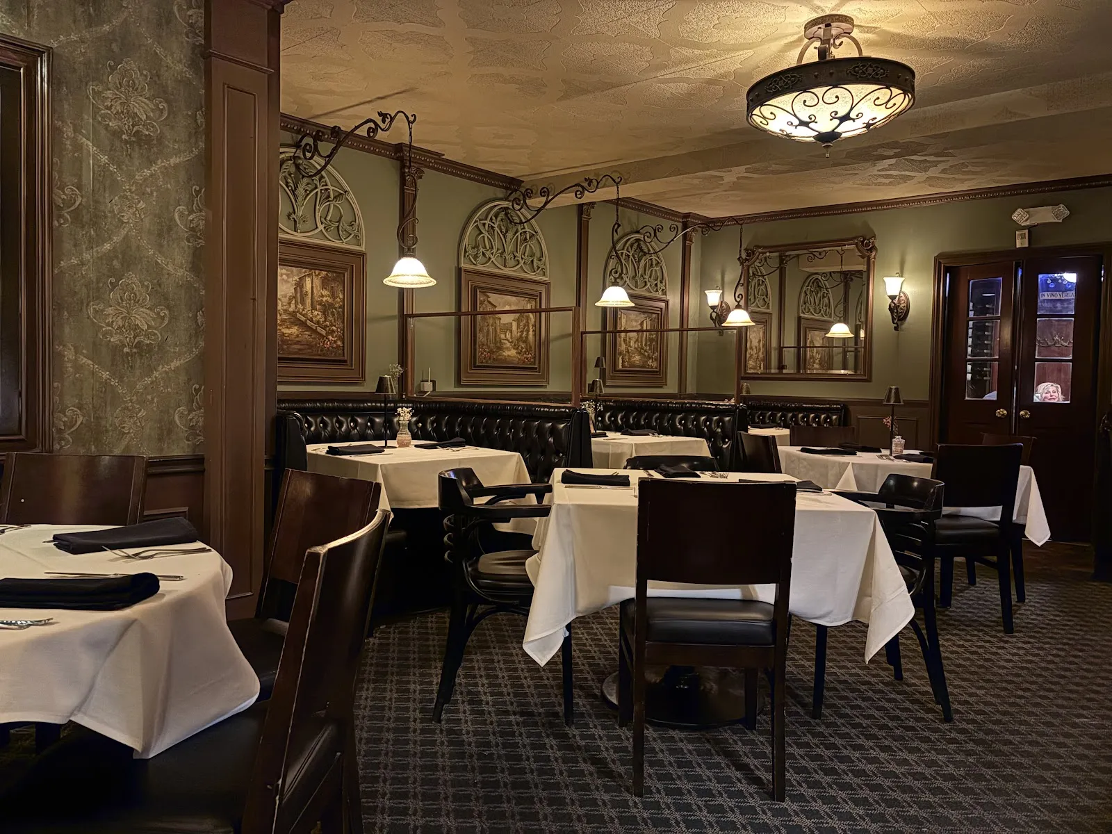 Valley Inn Restaurant Bar - Image 3
