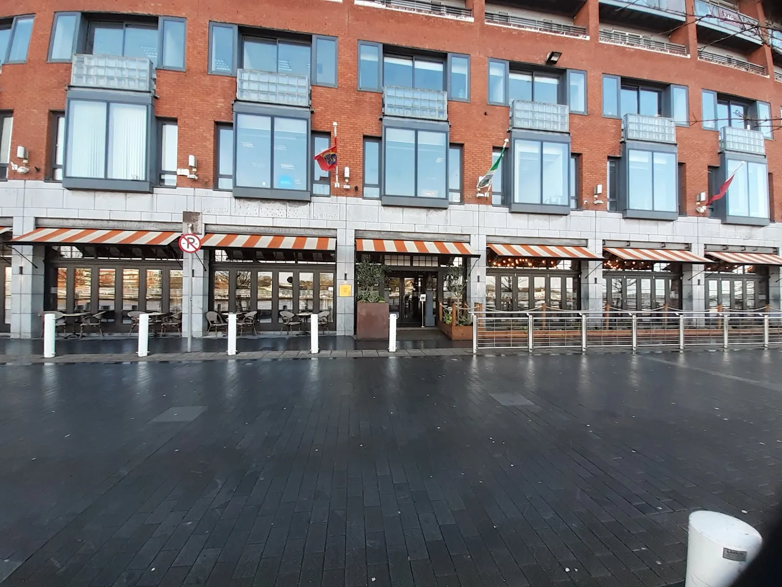 Squire McGuires Bar - Image 4