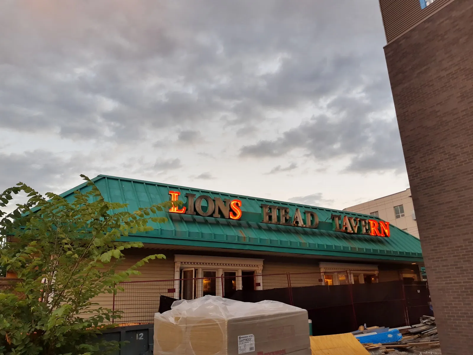 Lion's Head Tavern - Image 3